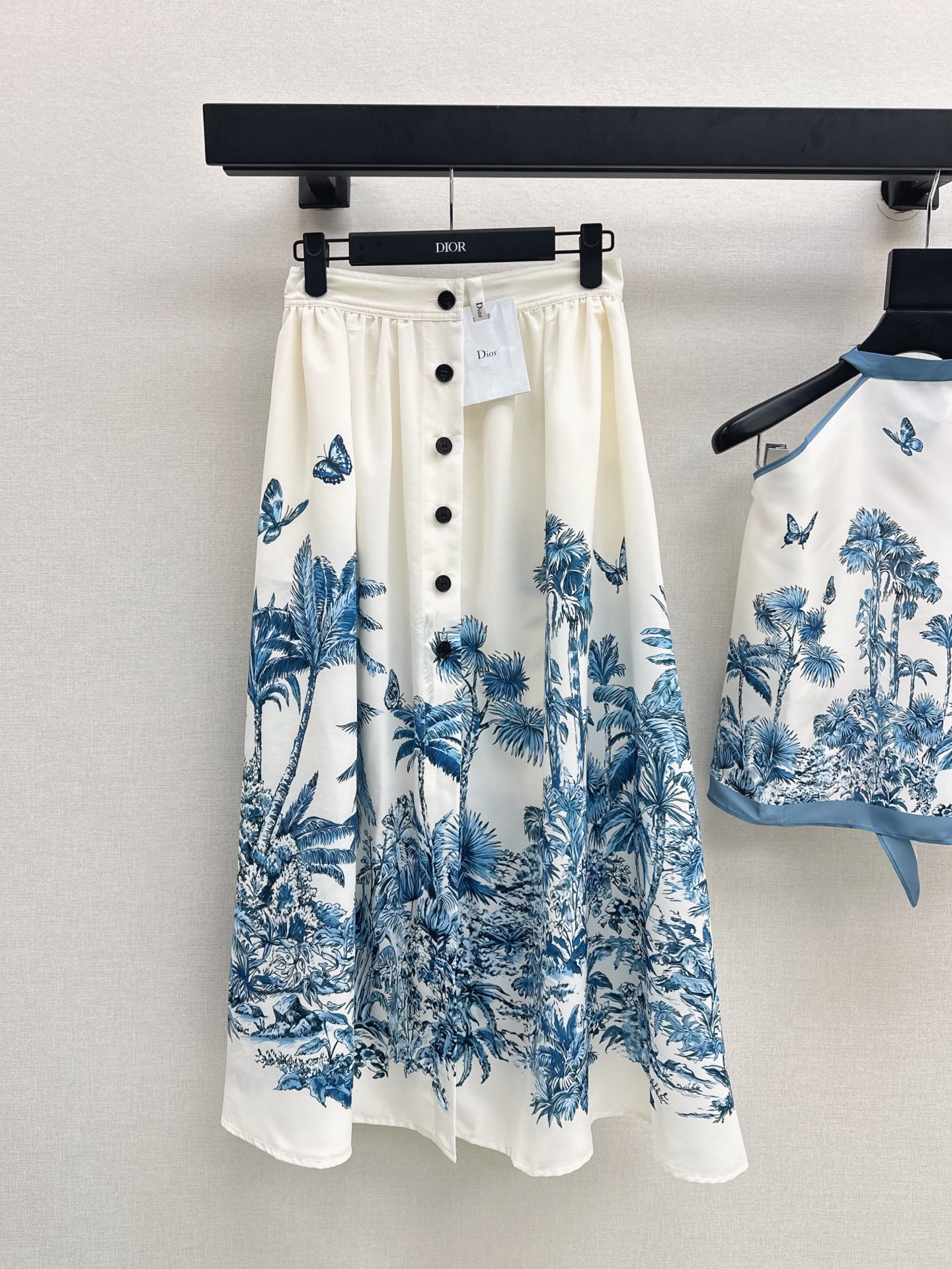 NO:332992,CD 25Ss————The latest spring and summer vacation series sets, halter sleeveless vest   mid-length skirt. Imported twill thick material, smooth texture, and smooth texture. The whole body is highlighted by a large area of ​​tropical coconut tree butterfly pattern. The vest neck design is refreshing and full of vacation style. Fashionable and fashionable. The high-waisted skirt style is full of weight to make the elegance stand out. The body is more tolerant. The details can better show the brand's high-end feeling. The outfit is slim and temperament. The same color is developed. SML skirts, skirts, alexander wang.19860909CD 25Ss————春夏最新款度假系列套装挂脖无袖背心 中长款半裙 进口斜纹稠材质 质感光泽垂顺 通体以大面积热带风情椰树蝴蝶图案为亮点 背心挂脖设计 清爽充满度假风情 穿搭时髦洋气 高腰半身裙版型 分量十足让优雅立显 对身材包容度更高 细节更能看出品牌高级感 穿搭显瘦气质 一色分开发 现货发售sml 半裙,,skirts,alexander wang,Women's clothing