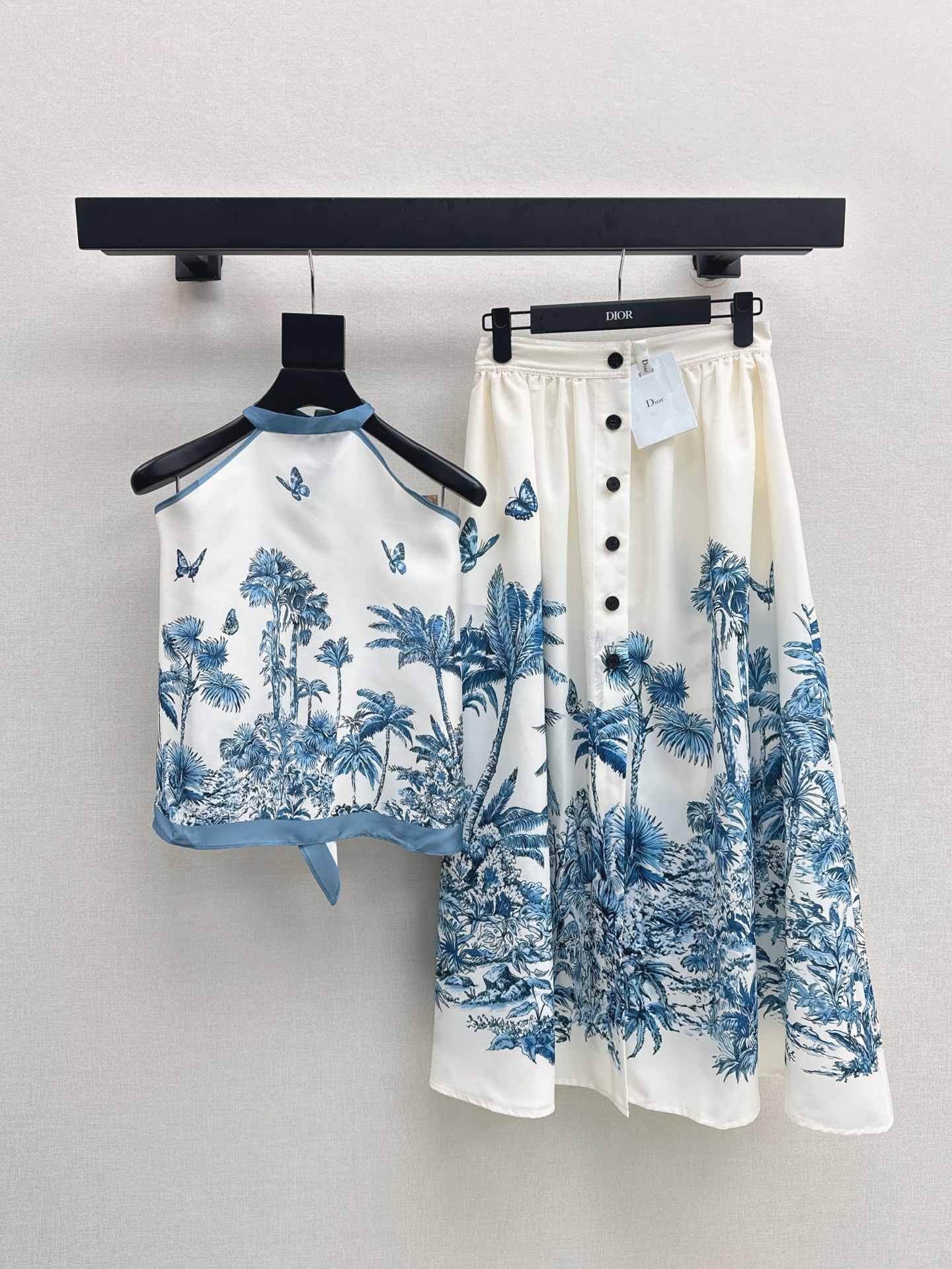 NO:332989,CD 25Ss————The latest spring and summer vacation series sets, halter sleeveless vest   mid-length skirt, imported twill thick material, smooth texture, large area of ​​tropical coconut tree butterfly pattern as the highlight, vest halter design, refreshing and full of vacation style, fashionable and fashionable, high-waist skirt style, full of weight, elegant and stand out, higher tolerance for the figure, details can better see the brand's sense of luxury, slim temperament, one color, separate development, sml suspenders on stock,, skirts, alexander wang19860909CD 25Ss————春夏最新款度假系列套装挂脖无袖背心 中长款半裙 进口斜纹稠材质 质感光泽垂顺 通体以大面积热带风情椰树蝴蝶图案为亮点 背心挂脖设计 清爽充满度假风情 穿搭时髦洋气 高腰半身裙版型 分量十足让优雅立显 对身材包容度更高 细节更能看出品牌高级感 穿搭显瘦气质 一色分开发 现货发售sml吊带,,skirts,alexander wang,Women's clothing