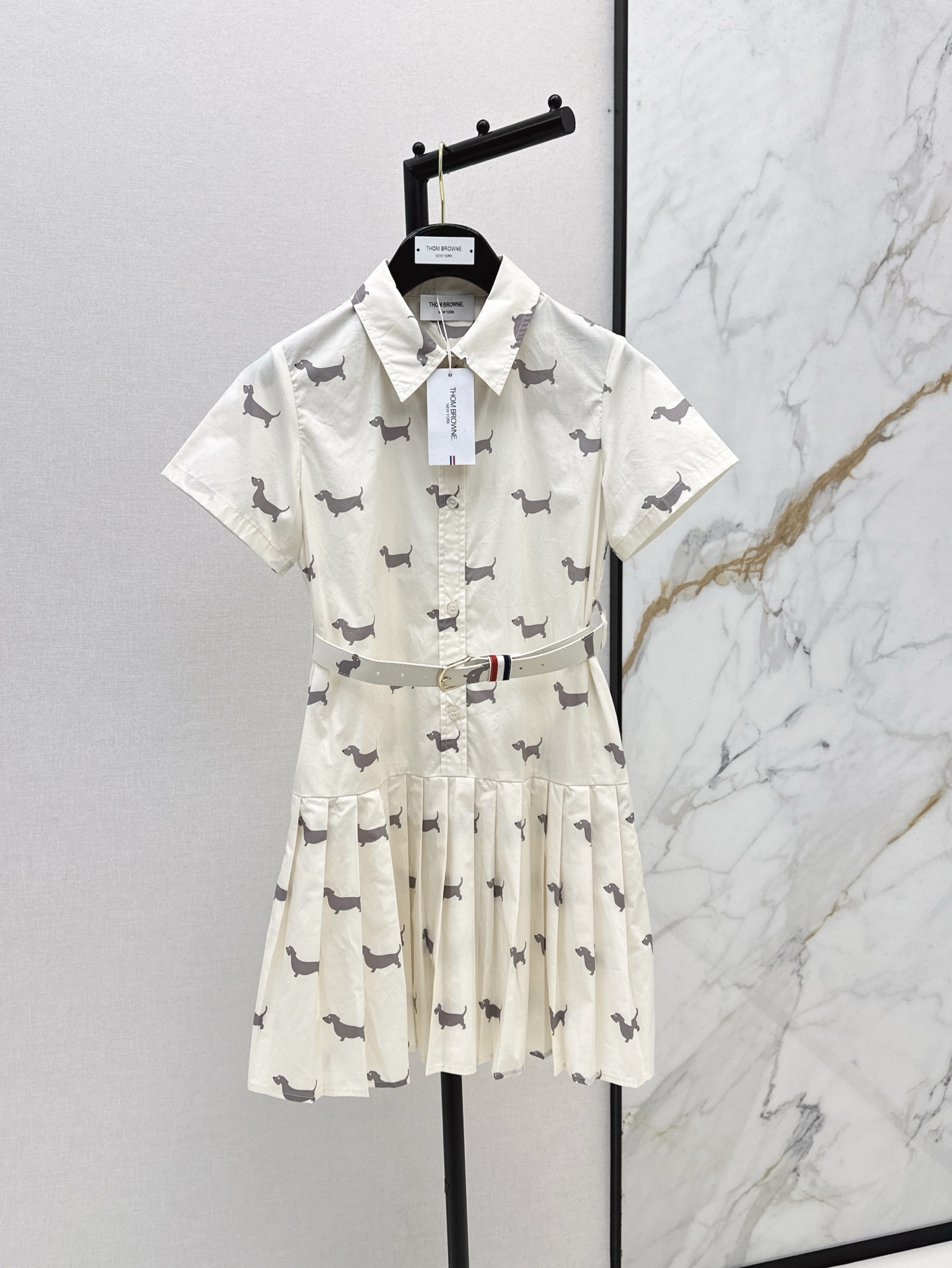 NO:332986,TB 25Ss————The latest spring and summer dachshund dog printed pleated shirt skirt positioning bar elements. The pleated design H-shaped style is versatile and not picky. It is matched with a belt and waist to enhance the line proportion. It can be sweet and salty to relax and reduce the temperament of a girl. It is available in stock. SML, skirts, shirts, alexander wang19860909TB 25Ss————春夏最新款腊肠狗印花百褶衬衫裙定位杠条元素 压褶设计H版型百搭不挑人 搭配腰带束腰提升线条比例 可甜可盐休闲减龄少女气质 一色现货发售sml,,skirts,shirts,alexander wang,Women's clothing