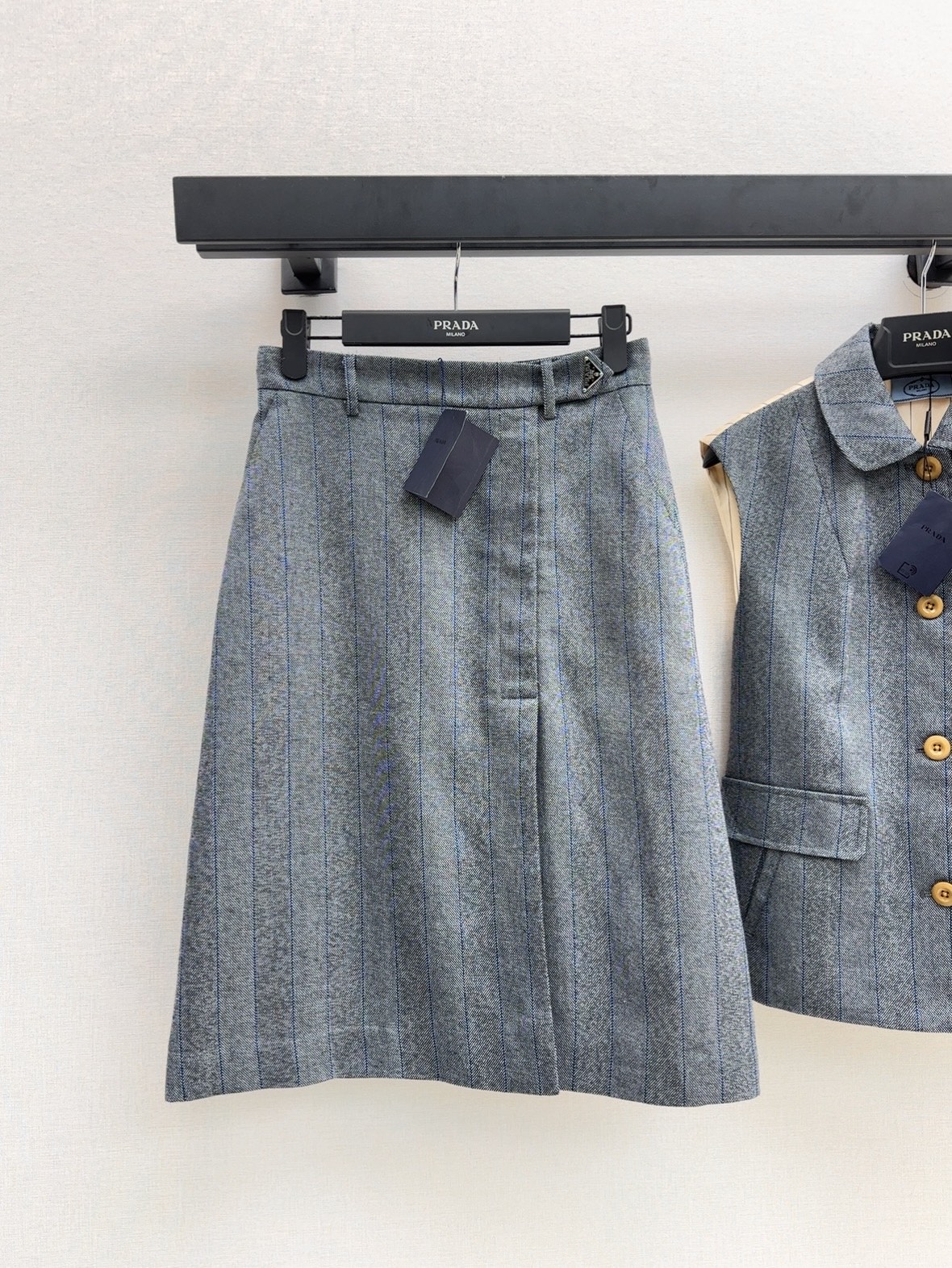 NO:332983,High-end outfit PD 25Ss————The latest style of spring and summer gray striped suit mid-length skirt high-end gray custom striped fabric classic triangle logo hardware buckle side slit skirt tailor straight and versatile, salty or sweet, elegant, intellectual commuting handsome, recommended a set of matching, one color is available for sale in stock, sml, skirts, business suit, alexander wang19860909高级感穿搭 PD 25Ss————春夏最新款灰色条纹西装中长半裙高级灰定制条纹面料 经典三角标识五金扣 侧开叉裙摆剪裁直筒百搭不挑人 可盐可甜优雅知性通勤帅气 推荐一套搭配 一色现货发售sml,,skirts,business suit,alexander wang,Women's clothing