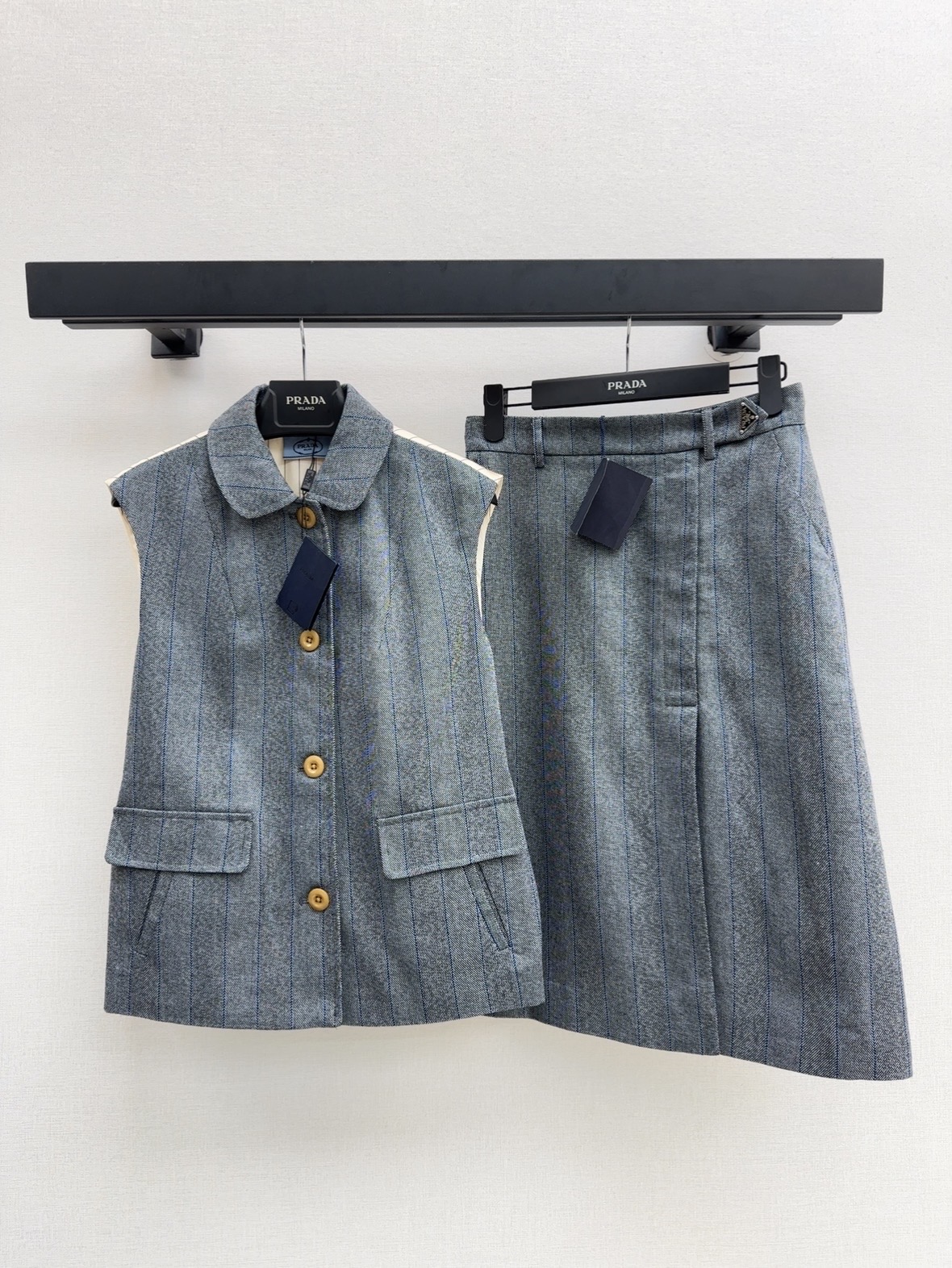 NO:332980,High-end outfit PD 25Ss————The latest style splicing method for spring and summer vest jacket custom high-end gray striped colored fabric, age-reducing doll collar single-breasted version, retro elegant commuting, back striped splicing, back collar triangle logo embellishment, low-key luxury interpretation of handsome elegant and high-end sense, recommended a set of matching, one-color spot sale sml,, jackets & coats, alexander wang19860909高级感穿搭 PD 25Ss————春夏最新款拼接做法马甲外套定制高级灰条纹色织面料 减龄娃娃领单排扣版型 复古优雅通勤 后背条纹拼接 后领三角徽标缀饰 低调奢华演绎帅气优雅高级感 推荐一套搭配 一色现货发售sml,,jackets & coats,alexander wang,Women's clothing