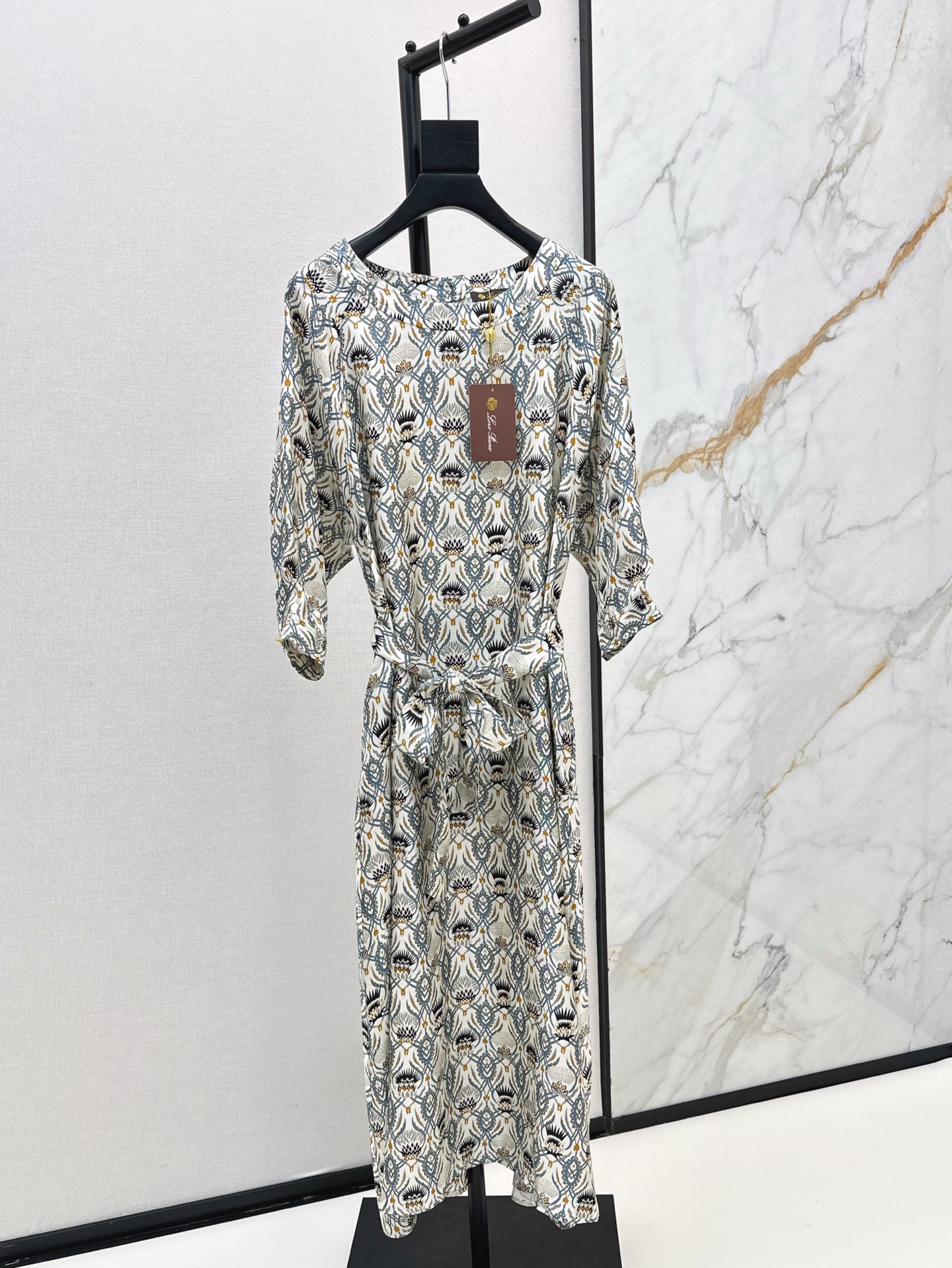 NO:333600,510L 25Ss————The latest romantic holiday style in spring and summer style, high-end floral silk dress, Southern French style print, 100% silk twill, boat collar design, mid-sleeved waist belt, smart skirt, flowing and luxurious temperament, classic style, versatile and not picky on people's upper body, positioning printing pattern, elegant and atmospheric, one-color spot on smlxl,,loro piana, skirts, real silk, alexander wang19860909510L 25Ss————春夏最新款浪漫度假风高级色调花卉真丝连衣裙南法风情印花百分百真丝斜纹绸 船领设计中袖系腰带收腰灵动大裙摆飘逸奢华气质优雅 经典版型百搭不挑人上身 定位印花图案 优雅不失大气 一色现货发售smlxl,,loro piana,skirts,real silk,alexander wang,Women's clothing