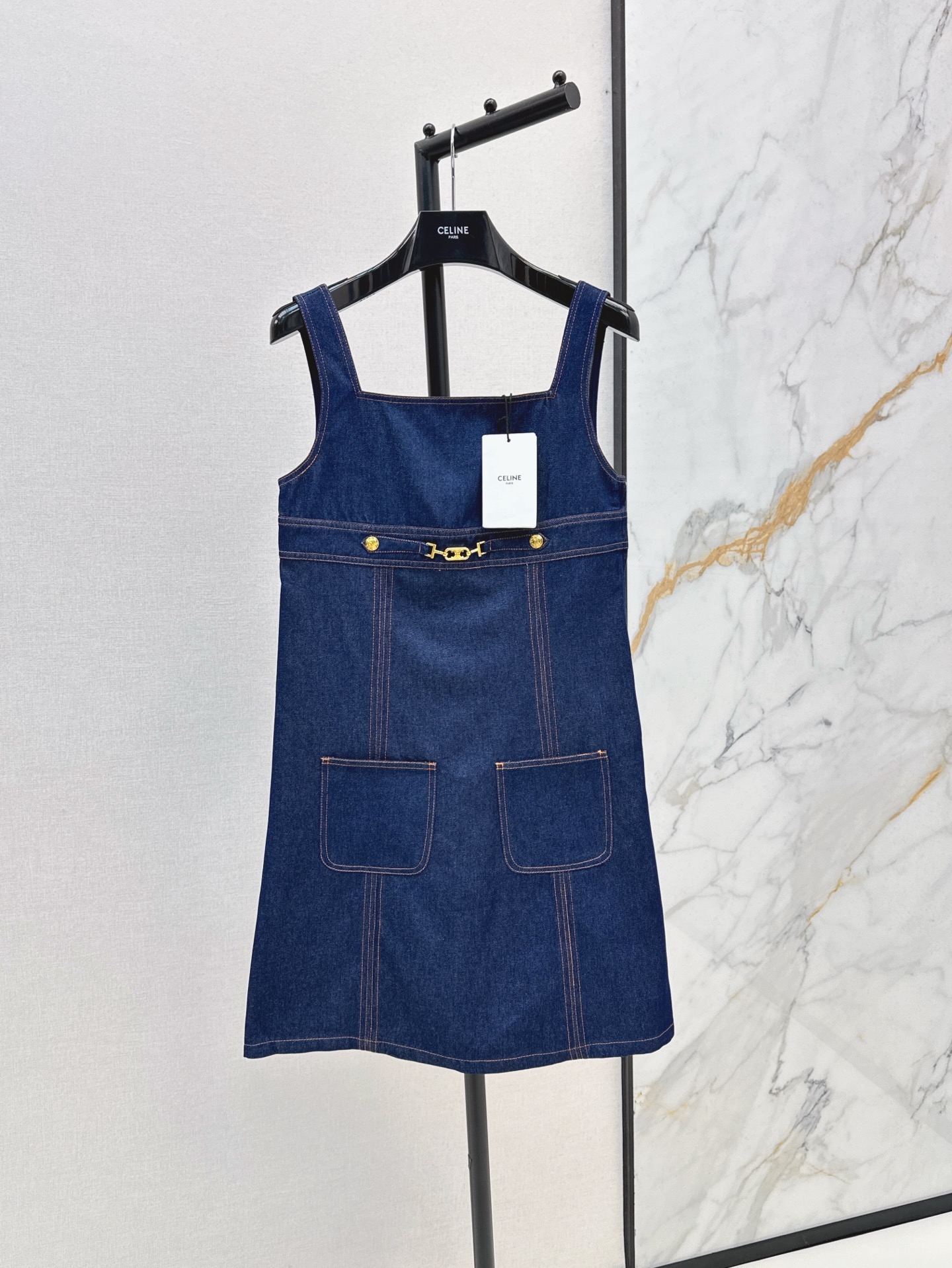 NO:333572,CE 25Ss————The latest spring and summer logo metal buckle decorative denim vest skirt. A must-have item in hot summer. The logo embellishment on the chest. Low-key and fashionable. The original color denim wash fabric. Fashionable and high-end. The straight-bar skirt of the vest is simply slim and refreshing in summer. It is full of youthful girls’ age reduction. The same color is available for sale in stock. SML, skirts, alexander wang19860909CE 25Ss————春夏最新款logo金属扣装饰牛仔背心裙 炎炎夏日必备单品 胸前logo印点缀 低调又时髦 原色牛仔洗水面料 时髦又高级 背心直筒裙形简直绝了夏季显瘦又清爽不挑人 充满青春少女减龄感 一色现货发售sml,,skirts,alexander wang,Women's clothing