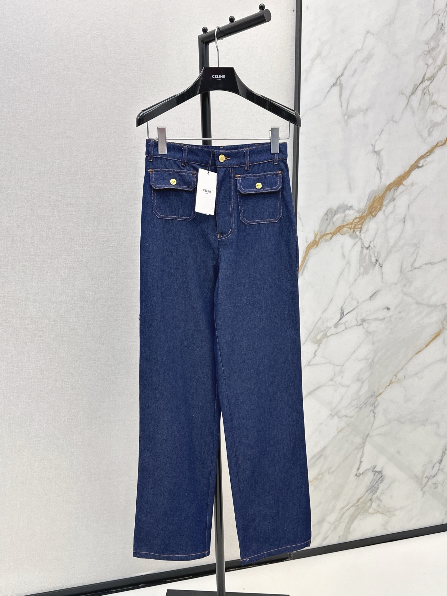 NO:333568,CE 25Ss————The latest double-pocket decorative micro-flat trousers in spring and summer. The main colors of all seasons are versatile. Must-have for spring and summer wardrobe. Easy to match. Fashionable and high-end and handsome outfits. Easy to raise the body proportions. Any body can be controlled. One-color spot sml, alexander wang19860909CE 25Ss————春夏最新款双口袋装饰微喇叭裤 一年四季主打色 百搭款 春夏衣柜必备 轻松搭配 时髦高级帅气穿搭 轻松拉高身材比例 任何身材都可驾驭 一色现货发售sml,,alexander wang,Women's clothing