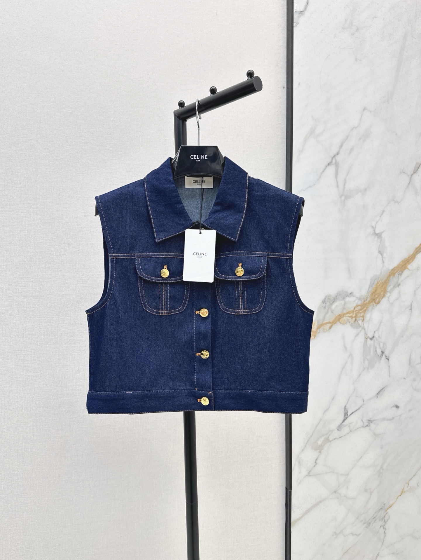 NO:333565,CE 25Ss————The latest spring and summer double-pocket denim vest jacket, customized hardware button embellishment is low-key and fashionable, three-dimensional tailoring style, super slim and fashionable, nostalgic and retro street aesthetic styling artifact, heavy industry washing retro blue denim fabric has a super texture, just wear a T-shirt to easily create a sense of clothing layering, one color is available for sale in stock, sml, jackets & coats,tees, t-shirt, alexander wang19860909CE 25Ss————春夏最新款双口袋牛仔马甲外套 定制五金钮扣点缀低调又时髦 立体剪裁版型上身超级显瘦又时髦百搭 怀旧复古街头美感造型神器 重工洗水复古蓝牛仔面料质感超赞 随便搭个T恤轻松营造服装层次感 一色现货发售sml,,jackets & coats,tees，t-shirt,alexander wang,Women's clothing