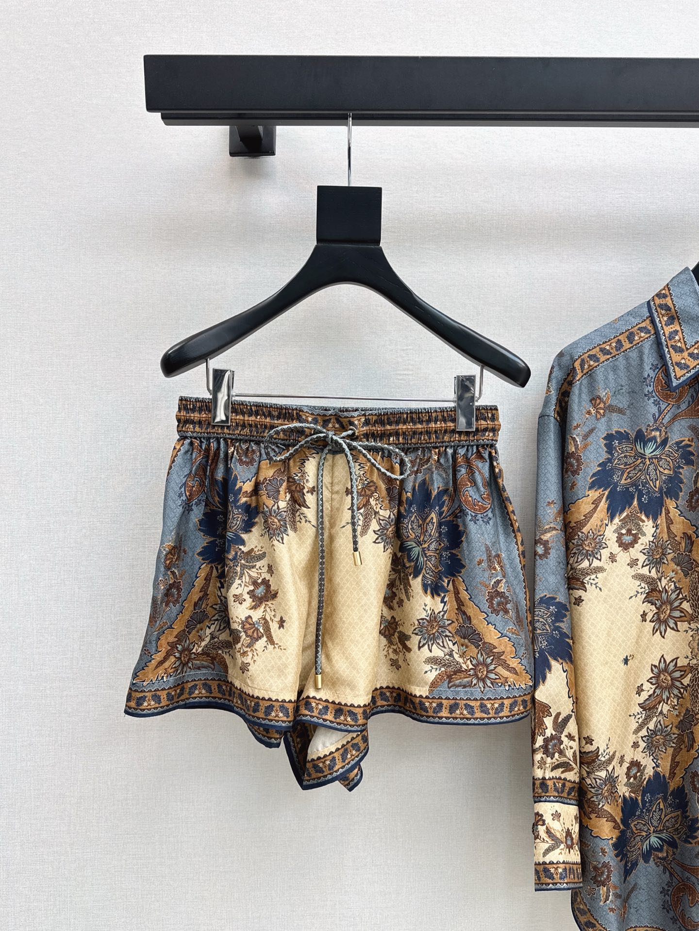 NO:333559,Zim 25Ss———The latest spring and summer vacation series set printed pattern decorative shirt   shorts Original custom heavy industry retro palace style age-reducing girlish style, beautiful upper body, fairy-like and elegant white and rich beauty essential items, one color spot on sale smlxl shorts, shorts, shirts, alexander wang19860909Zim 25Ss———春夏最新款度假系列套装印花图案装饰衬衫 短裤 原版定制重工复古宫廷风减龄少女风 上身美的不要不要的 仙气优雅的白富美必备单品 一色现货发售smlxl 短裤,,shorts,shirts,alexander wang,Women's clothing