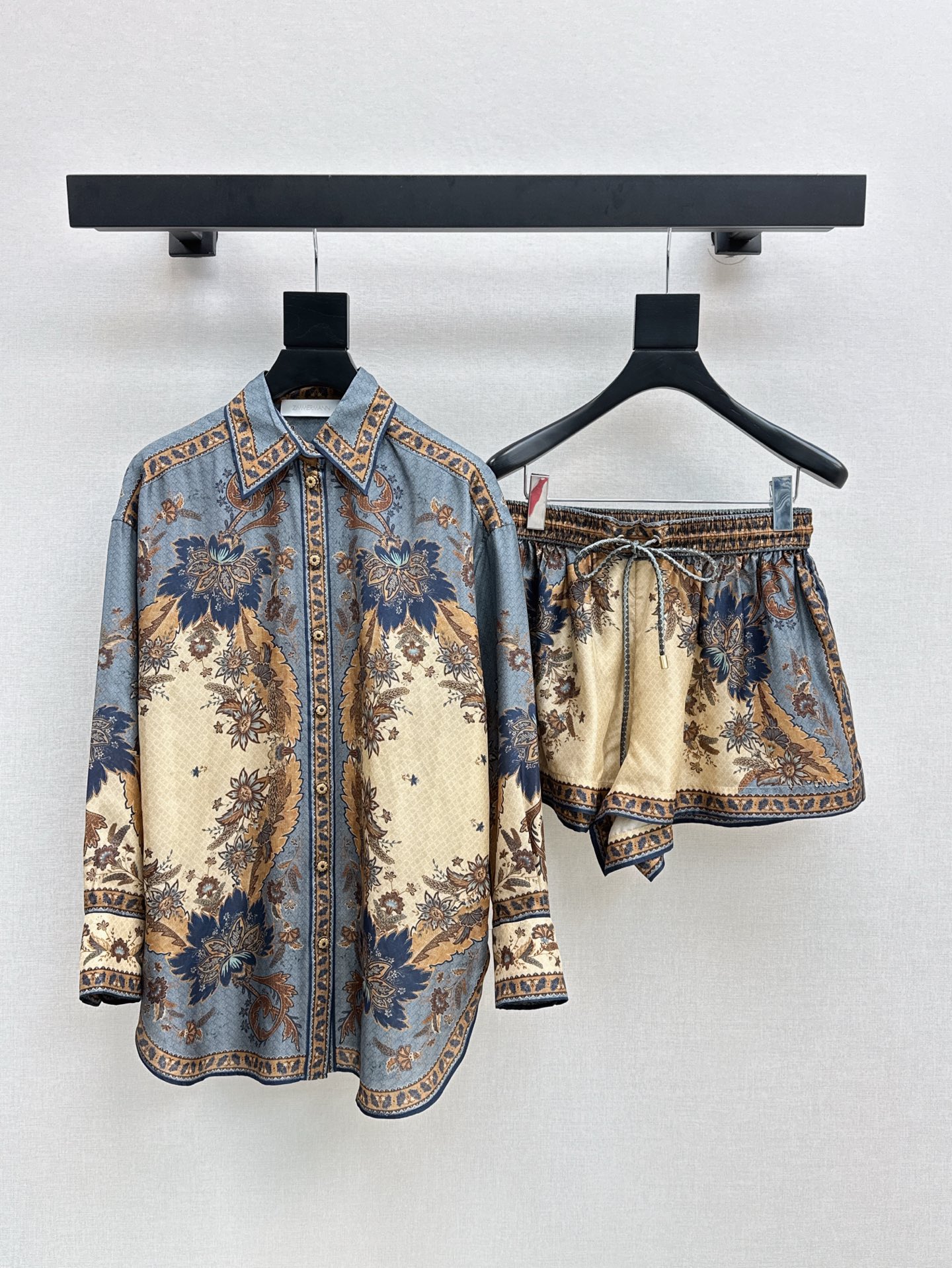 NO:333556,Zim 25Ss———The latest spring and summer vacation series set printed pattern decorative shirt   shorts Original custom heavy industry retro palace style age-reducing girlish style, beautiful upper body, fairy-like and elegant white and rich beauty essential items, one color spot on sale smlxl top, shorts, shirts, alexander wang19860909Zim 25Ss———春夏最新款度假系列套装印花图案装饰衬衫 短裤 原版定制重工复古宫廷风减龄少女风 上身美的不要不要的 仙气优雅的白富美必备单品 一色现货发售smlxl 上衣,,shorts,shirts,alexander wang,Women's clothing