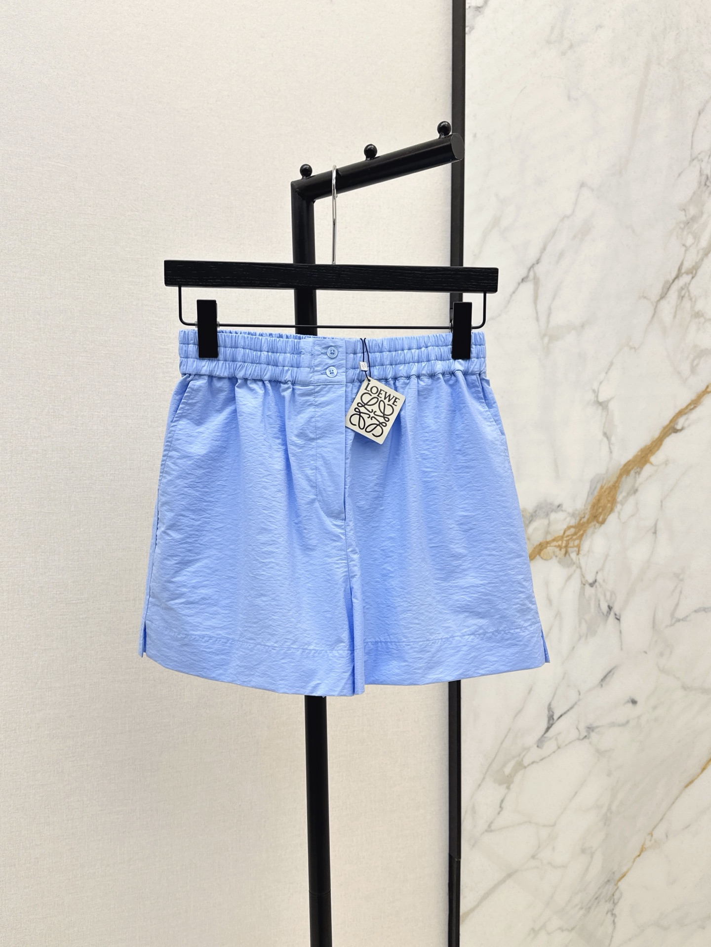 NO:333579,Loe 25Ss————The latest spring and summer vacation series shorts, lightweight textured cotton poplin fabric, positioning braided rope logo embroidered pocket decoration, essential items fashionable and high-end, classic high waist loose straight-fitting style is versatile and not picky, imported fabric has a great texture, three colors are available for sale in stock,,loewe, shorts,alexander wang19860909Loe 25Ss————春夏最新款度假系列短裤 轻质纹理棉质府绸面料 定位编绳徽标贴绣口袋装饰 必备单品时髦又高级 经典高腰宽松直筒版型百搭不挑人 进口面料质感超赞 三色现货发售sml,,loewe,shorts,alexander wang,Women's clothing