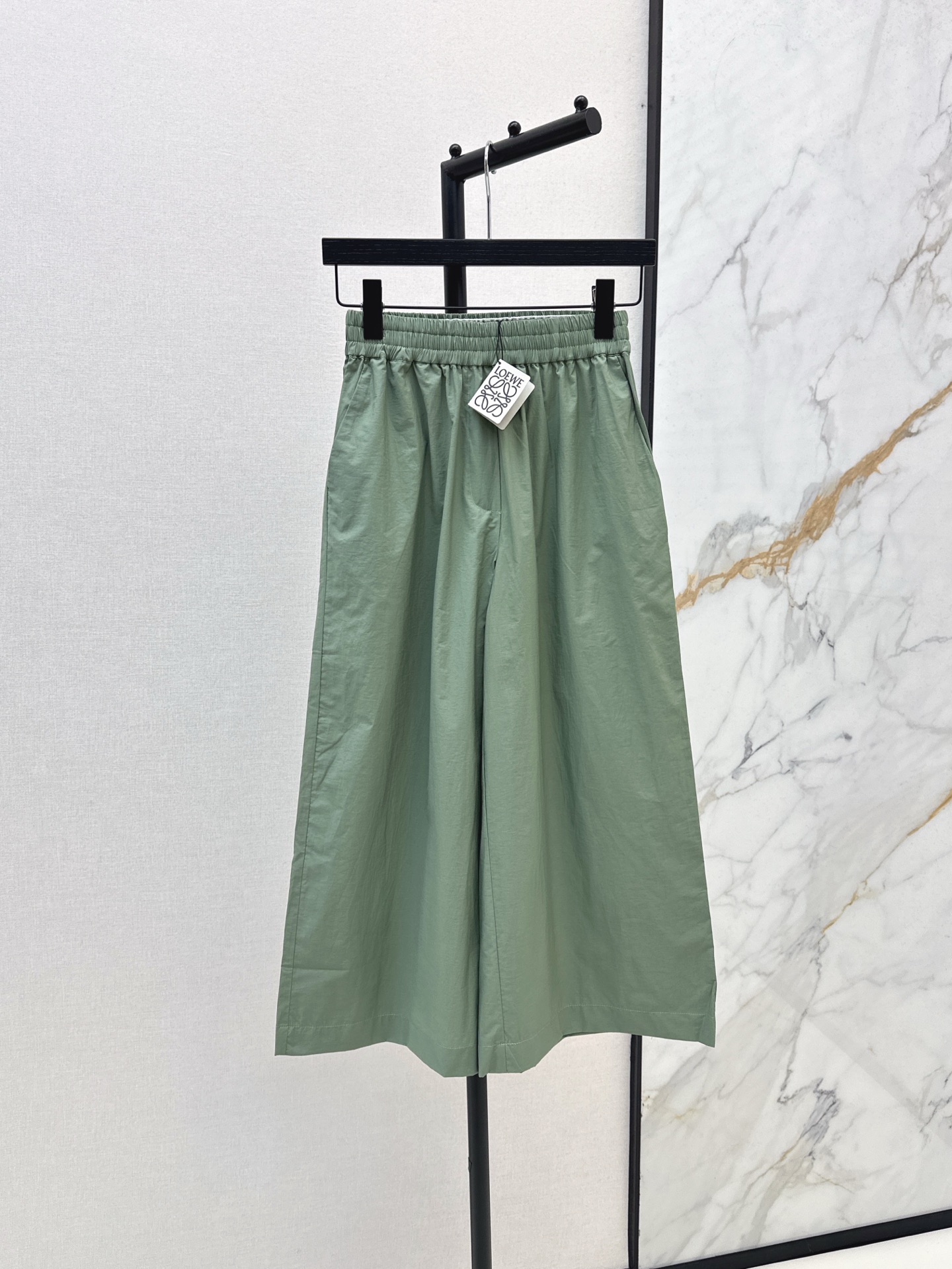 NO:333577,Loe 25Ss————The latest spring and summer vacation series cropped pants lightweight textured cotton poplin fabric, positioning braided rope logo embroidered pocket decoration, essential items fashionable and high-end, classic high waist loose straight-fitting style is versatile and not picky, imported fabrics are of excellent texture, three colors are available for sale in stock,,loewe,alexander wang19860909Loe 25Ss————春夏最新款度假系列七分裤轻质纹理棉质府绸面料 定位编绳徽标贴绣口袋装饰 必备单品时髦又高级 经典高腰宽松直筒版型百搭不挑人 进口面料质感超赞 三色现货发售sml,,loewe,alexander wang,Women's clothing