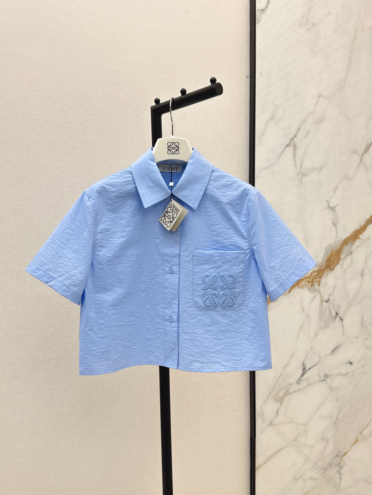 NO:333575,Loe 25Ss————The latest spring and summer vacation series short-sleeved shirt lightweight textured cotton poplin fabric skin-friendly and comfortable pocket decoration with three-dimensional rope embroidery design. Classic short H-style style is not picky and versatile and fashionable. It can be sweet or salty. It looks tall. Three-color spot sml, loewe,shirts,T-shirt,alexander wang19860909Loe 25Ss————春夏最新款度假系列短袖衬衫轻质纹理棉质府绸面料亲肤舒适 口袋饰以立体编绳绣花工艺设计 经典小短款H版型不挑人百搭又时髦 可甜可盐上身超显高挑 三色现货发售sml,,loewe,shirts,T-shirt,alexander wang,Women's clothing