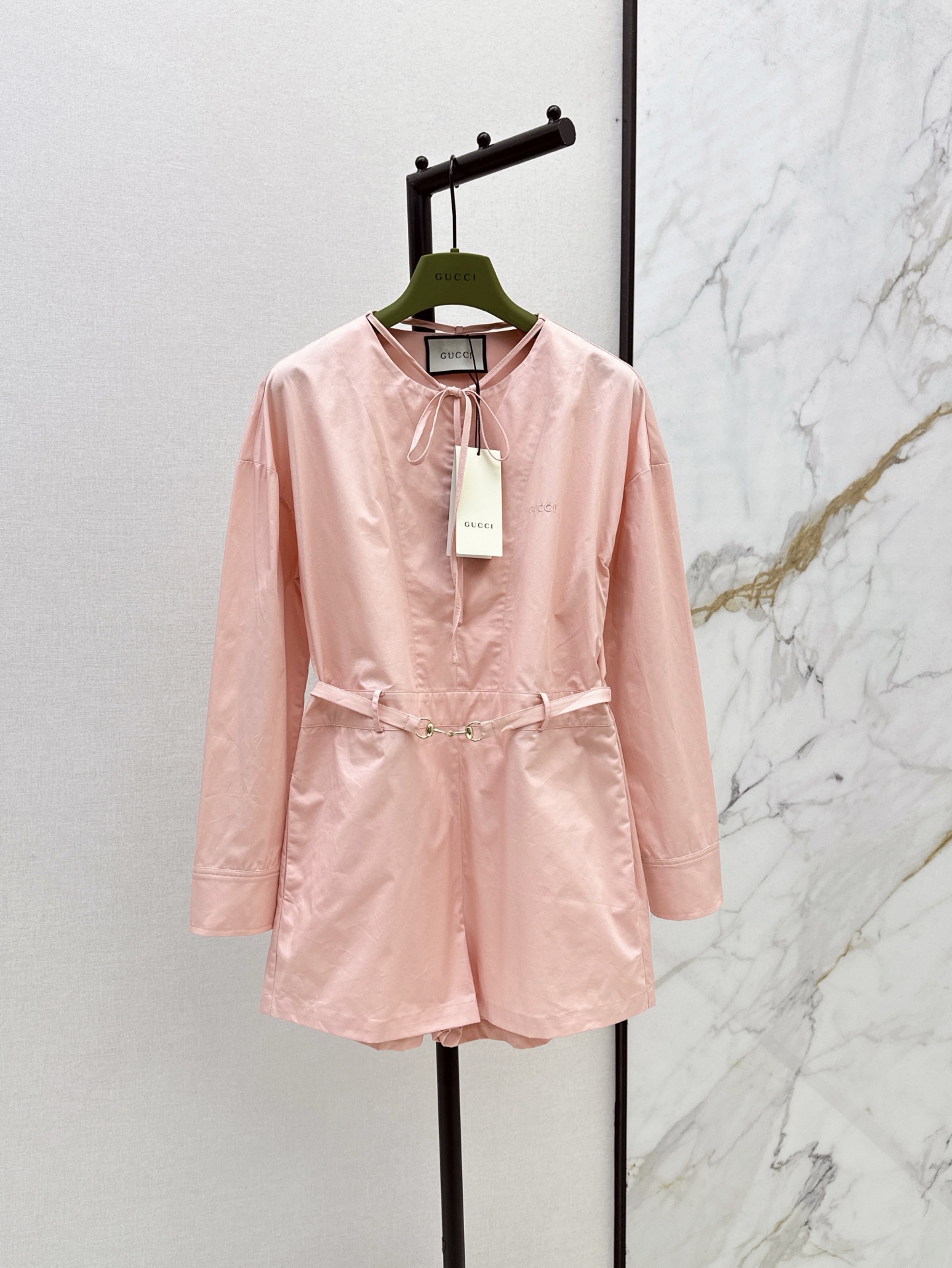 NO:333570,Gu 25Ss————The latest peach pink jumpsuit in spring and summer. Straight-stylish shirt fabric. Lace-up neckline. Straight-closed waist-closed style to make you look slim and tall. Elegant and sweet and salt temperament. Workmanship quality depends on details. SML is available in stock, Shirts, alexander wang19860909Gu 25Ss————春夏最新款水蜜桃粉连体裤 挺阔有型的衬衫面料 系带开襟领口 收腰直筒版型显瘦又高挑 元气优雅甜盐气质 做工品质看细节 一色现货发售sml,,shirts,alexander wang,Women's clothing