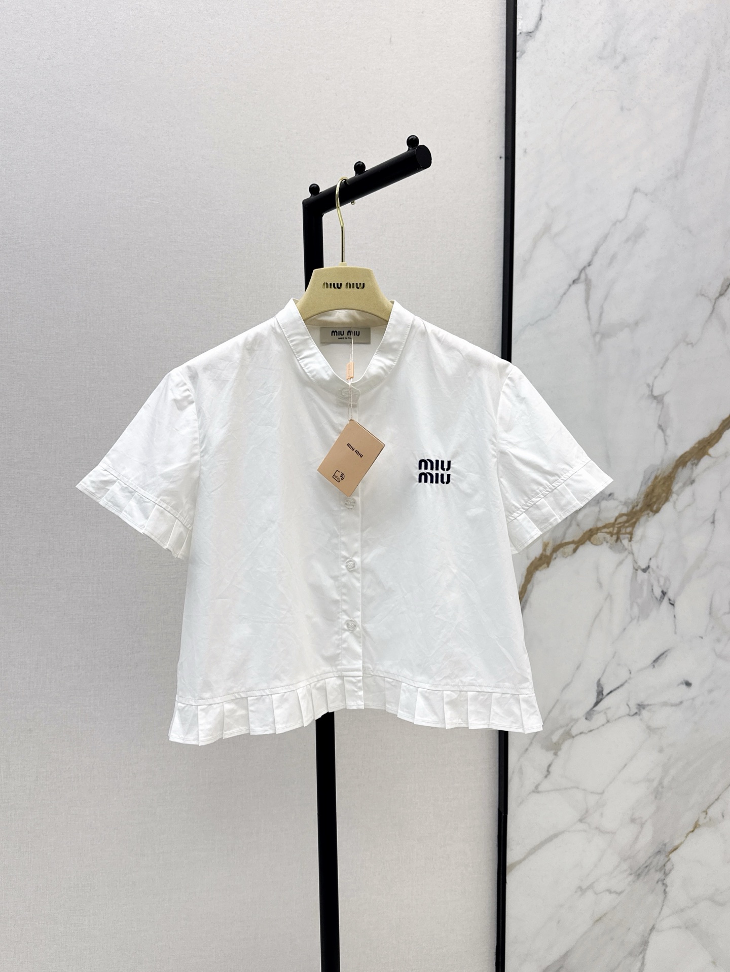 NO:333567,Miu 25Ss———The latest spring and summer logo letter embroidered small frilled decorative short shirts simple and easy to match and design sense of white shirts. It is definitely an indispensable item in summer. Short style. It is very fashionable no matter how you wear it. Poplin cotton fabric is breathable and comfortable. Two colors are available in stock. SML, miumiu,shirts,alexander wang19860909Miu 25Ss————春夏最新款logo字母刺绣小压褶边装饰短款衬衫简洁好搭配又带有设计感的白衬衫 绝对是夏季不能缺少的单品 短款版型 怎么穿都很时髦 府绸棉面料透气舒适 两色现货发售sml,,miumiu,shirts,alexander wang,Women's clothing