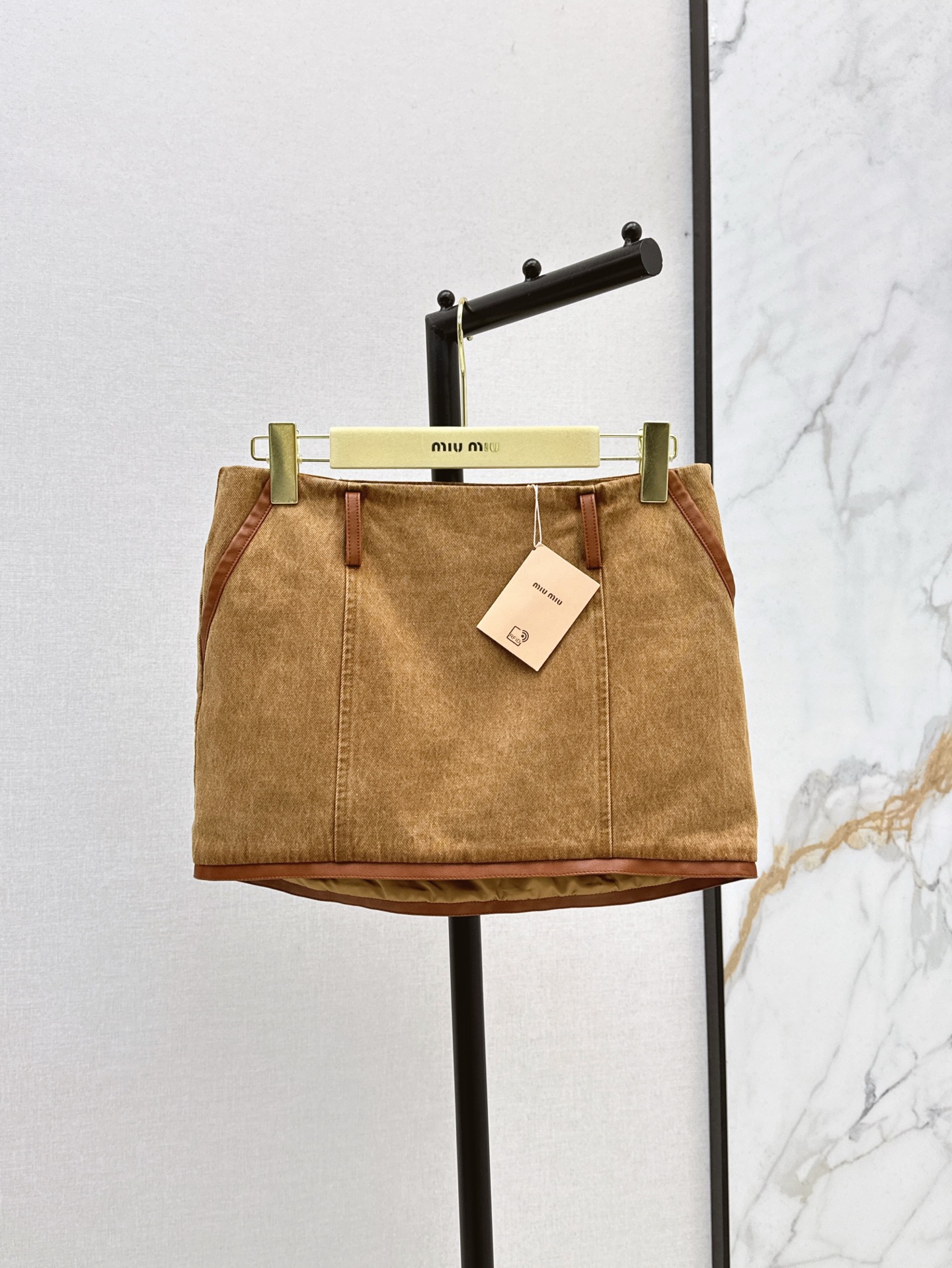 NO:333564,The same style as Zhang Yuanying Miu 25Ss————The latest spring and summer style of leather-patched decorative denim jackets with a series of shoulder-drop jackets   braces   skirts   trousers. This year's new element trend. The handsome and exciting denim fabric spliced ​​with brown leather. The upper body is both handsome and cool. The positioned logo letter patch embroidery. Customized brown leather edge splicing. Three-dimensional tailoring is versatile and not picky. Any combination is a fashionable lady. SML is available in stock. Skirts, miumiu, skirts, jackets & coats, jackets & coats, alexander wang19860909张元英同款 Miu 25Ss————春夏最新款拼皮装饰牛仔一系列落肩夹克外套 抺胸 半裙 长裤 今年新元素风向 帅到炸裂的牛仔面料拼接咖色皮边 上身既帅气又很飒姐 定位的徽标字母贴布刺绣 定制的咖色皮边拼接 立体剪裁百搭不挑人 任意搭配都是时髦小姐姐 一色现货发售sml 半裙,,miumiu,skirts,jackets & coats,jackets & coats,alexander wang,Women's clothing