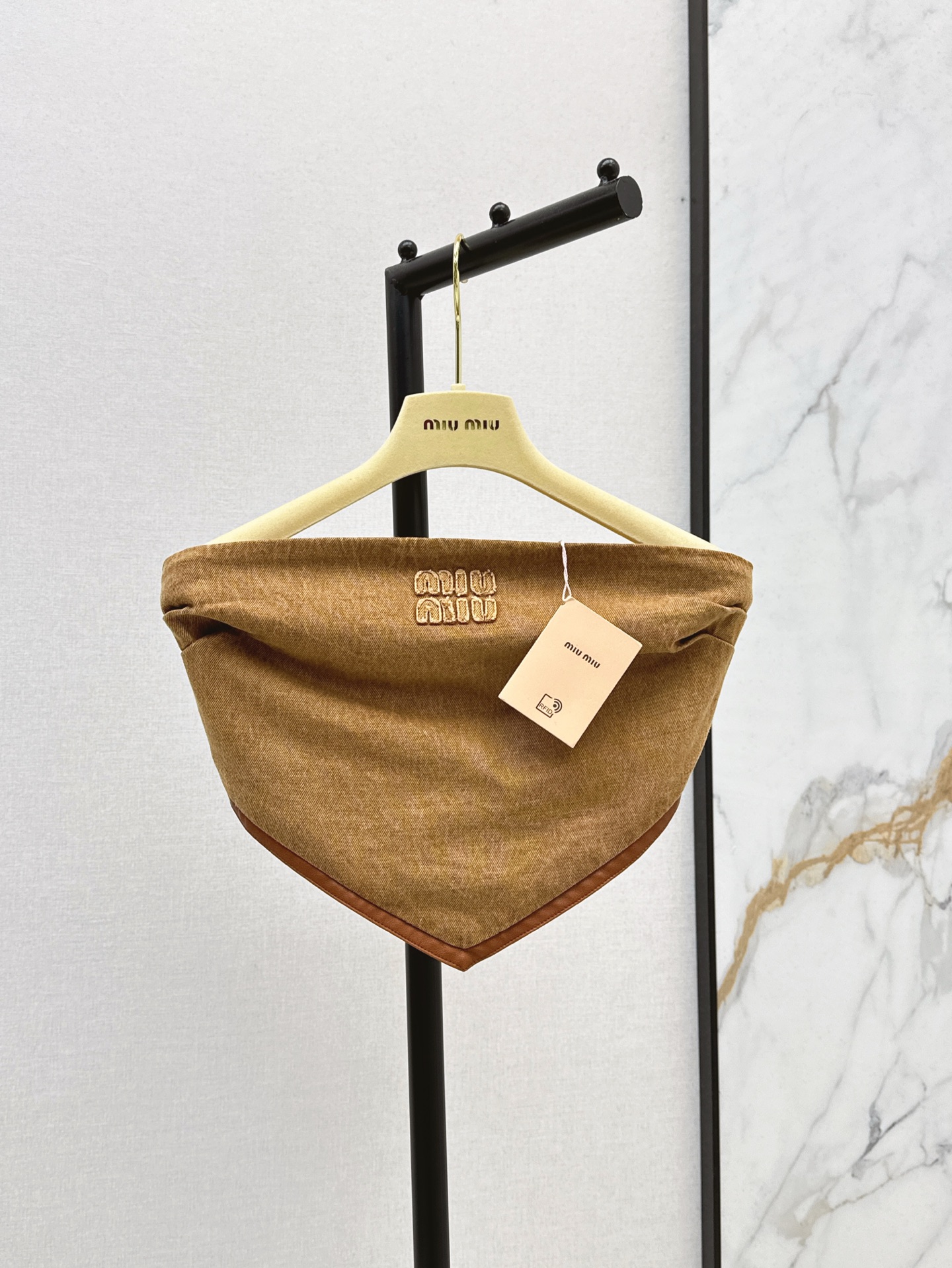 NO:333561,The same style as Zhang Yuanying Miu 25Ss————The latest spring and summer style of leather-patched decorative denim jackets with a series of shoulder-drop jackets   braces   skirts   trousers. This year's new element trend. The handsome and exciting denim fabric spliced ​​with brown leather. The upper body is both handsome and cool. The positioned logo letter patch embroidery. Customized brown leather edge splicing. Three-dimensional tailoring is versatile and not picky. Any combination is a fashionable lady. SML tube top is available in stock. Miumiu, skirts, jackets & coats, jackets & coats, alexander wang19860909张元英同款 Miu 25Ss————春夏最新款拼皮装饰牛仔一系列落肩夹克外套 抺胸 半裙 长裤 今年新元素风向 帅到炸裂的牛仔面料拼接咖色皮边 上身既帅气又很飒姐 定位的徽标字母贴布刺绣 定制的咖色皮边拼接 立体剪裁百搭不挑人 任意搭配都是时髦小姐姐 一色现货发售sml 抹胸,,miumiu,skirts,jackets & coats,jackets & coats,alexander wang,Women's clothing