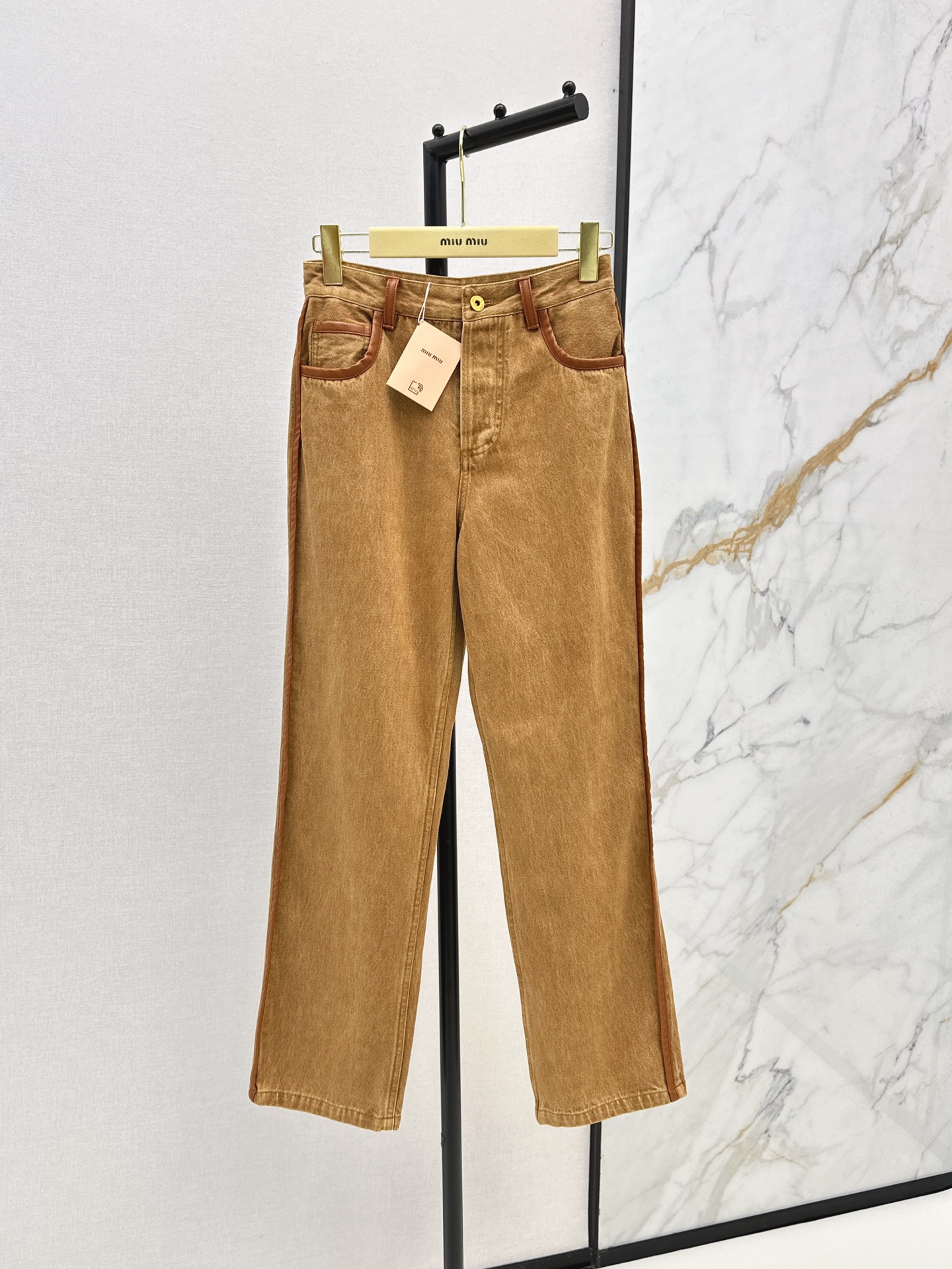 NO:333558,The same style as Zhang Yuanying Miu 25Ss————The latest spring and summer style of leather-patched decorative denim jackets with a series of shoulder-drop jackets   braces   skirts   trousers. This year's new element trend. The handsome and exciting denim fabric spliced ​​with brown leather. The upper body is both handsome and cool. The positioned logo letter patch embroidery. Customized brown leather edge splicing. Three-dimensional tailoring is versatile and not picky. Any combination is a fashionable lady. SML is available in stock. Pants, miumiu, skirts, jackets & coats, jackets & coats, alexander wang19860909张元英同款 Miu 25Ss————春夏最新款拼皮装饰牛仔一系列落肩夹克外套 抺胸 半裙 长裤 今年新元素风向 帅到炸裂的牛仔面料拼接咖色皮边 上身既帅气又很飒姐 定位的徽标字母贴布刺绣 定制的咖色皮边拼接 立体剪裁百搭不挑人 任意搭配都是时髦小姐姐 一色现货发售sml 长裤,,miumiu,skirts,jackets & coats,jackets & coats,alexander wang,Women's clothing