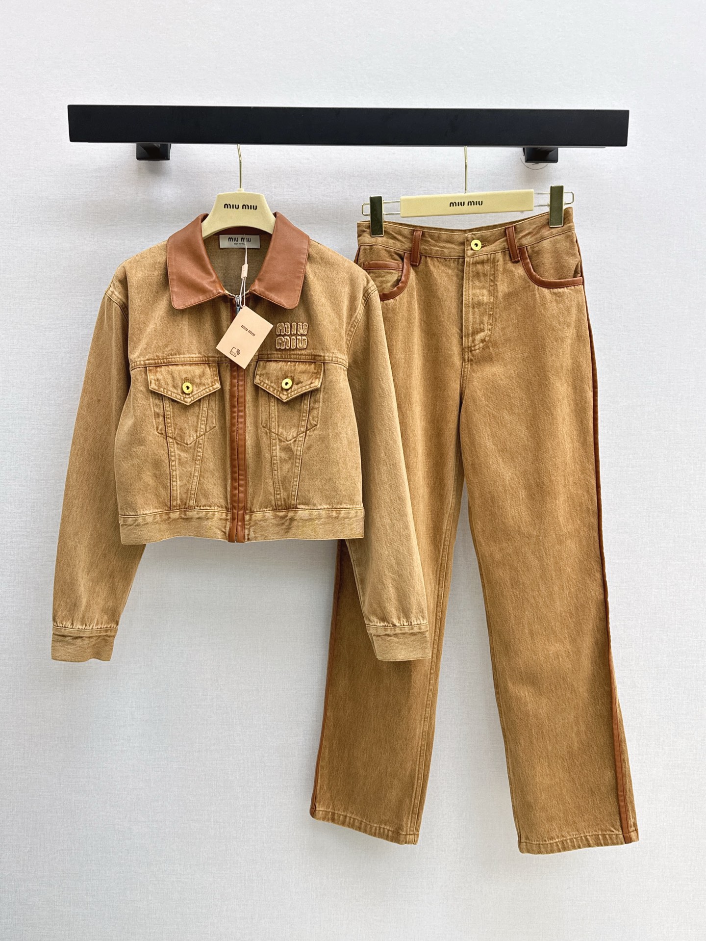 NO:333555,The same style as Zhang Yuanying Miu 25Ss————The latest spring and summer style of leather-patched decorative denim jackets with a series of shoulder-drop jackets   braces   skirts   trousers. This year's new element trend. The handsome and exciting denim fabric spliced ​​with brown leather. The upper body is both handsome and cool. The positioned logo letter patch embroidery. Customized brown leather edge splicing. Three-dimensional tailoring is versatile and not picky. Any combination is a fashionable lady. SML jackets are available in stock. Miumiu, skirts, jackets & coats, jackets & coats, alexander wang19860909张元英同款 Miu 25Ss————春夏最新款拼皮装饰牛仔一系列落肩夹克外套 抺胸 半裙 长裤 今年新元素风向 帅到炸裂的牛仔面料拼接咖色皮边 上身既帅气又很飒姐 定位的徽标字母贴布刺绣 定制的咖色皮边拼接 立体剪裁百搭不挑人 任意搭配都是时髦小姐姐 一色现货发售sml 外套,,miumiu,skirts,jackets & coats,jackets & coats,alexander wang,Women's clothing