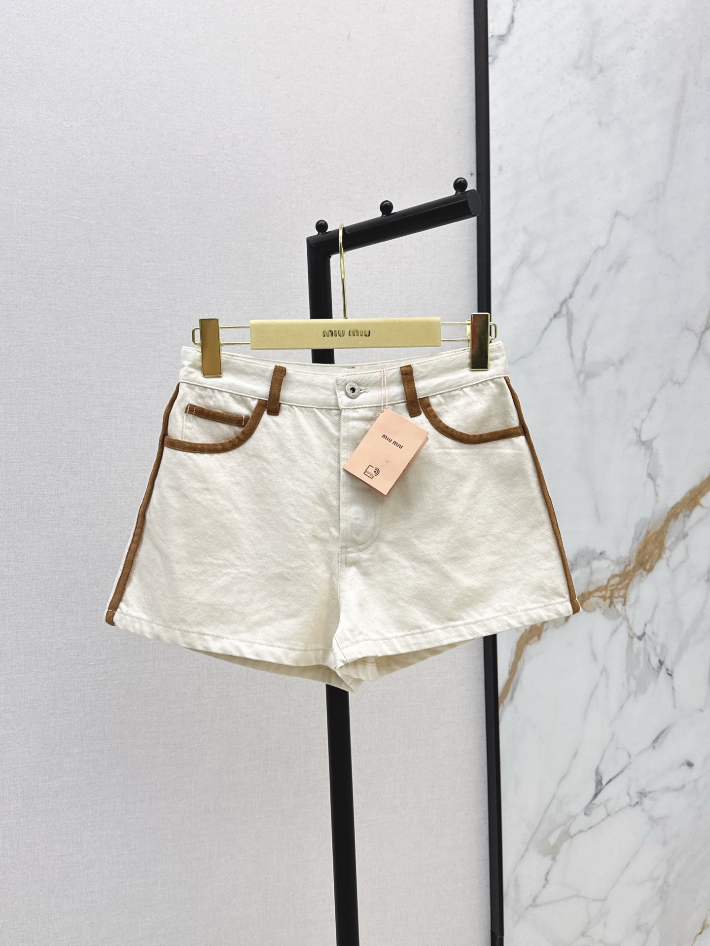 NO:333578,Miu 25Ss————The latest spring and summer style of leather-patched decorative denim jackets with a series of shoulder-drop jackets   bra and shorts. This year's new element trend. The handsome and exciting denim fabric spliced ​​with brown leather. The upper body is both handsome and cool. The positioned logo letter patch embroidery. Customized brown leather edge splicing. Three-dimensional tailoring is versatile and not picky. Any combination is a fashionable lady. SML shorts are available in stock. Shorts, miumiu, shorts, jackets & coats, jackets & coats, alexander wang19860909Miu 25Ss————春夏最新款拼皮装饰牛仔一系列落肩夹克外套 抺胸 短裤 今年新元素风向 帅到炸裂的牛仔面料拼接咖色皮边 上身既帅气又很飒姐 定位的徽标字母贴布刺绣 定制的咖色皮边拼接 立体剪裁百搭不挑人 任意搭配都是时髦小姐姐 一色现货发售sml 短裤,,miumiu,shorts,jackets & coats,jackets & coats,alexander wang,Women's clothing