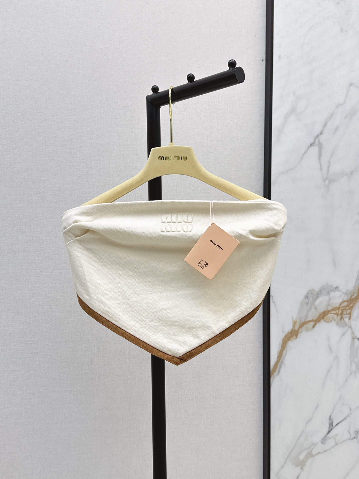 NO:333576,Miu 25Ss————The latest spring and summer style of leather-patched decorative denim jackets with a series of shoulder-drop jackets   bra and shorts. This year's new element trend. The handsome and exciting denim fabric spliced ​​with brown leather. The upper body is both handsome and cool. The positioned logo letter patch embroidery. Customized brown leather edge splicing. Three-dimensional tailoring is versatile and not picky. Any combination is a fashionable lady. SML tube top is available in stock. Miumiu, shorts, jackets & coats, jackets & coats, alexander wang.19860909Miu 25Ss————春夏最新款拼皮装饰牛仔一系列落肩夹克外套 抺胸 短裤 今年新元素风向 帅到炸裂的牛仔面料拼接咖色皮边 上身既帅气又很飒姐 定位的徽标字母贴布刺绣 定制的咖色皮边拼接 立体剪裁百搭不挑人 任意搭配都是时髦小姐姐 一色现货发售sml 抹胸,,miumiu,shorts,jackets & coats,jackets & coats,alexander wang,Women's clothing