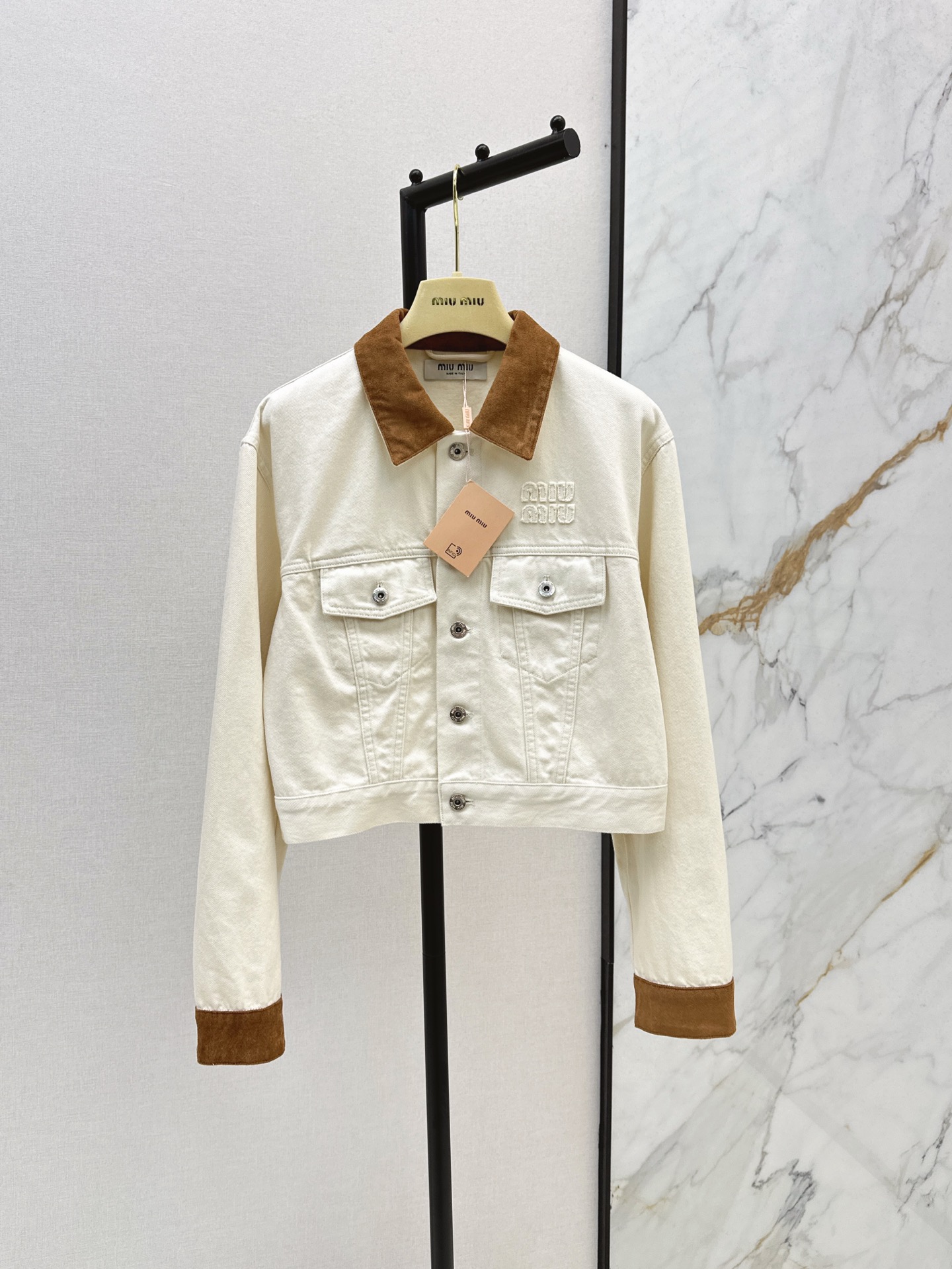 NO:333574,Miu 25Ss————The latest spring and summer style of leather-patched decorative denim jackets with a series of shoulder-drop jackets   bra and shorts. This year's new element trend. The handsome and exciting denim fabric spliced ​​with brown leather. The upper body is both handsome and cool. The positioned logo letter patch embroidery. Customized brown leather edge splicing. Three-dimensional tailoring is versatile and not picky. Any combination is a fashionable lady. SML is available in stock. Jackets, miumiu, shorts, jackets & coats, jackets & coats, alexander wang19860909Miu 25Ss————春夏最新款拼皮装饰牛仔一系列落肩夹克外套 抺胸 短裤 今年新元素风向 帅到炸裂的牛仔面料拼接咖色皮边 上身既帅气又很飒姐 定位的徽标字母贴布刺绣 定制的咖色皮边拼接 立体剪裁百搭不挑人 任意搭配都是时髦小姐姐 一色现货发售sml 外套,,miumiu,shorts,jackets & coats,jackets & coats,alexander wang,Women's clothing