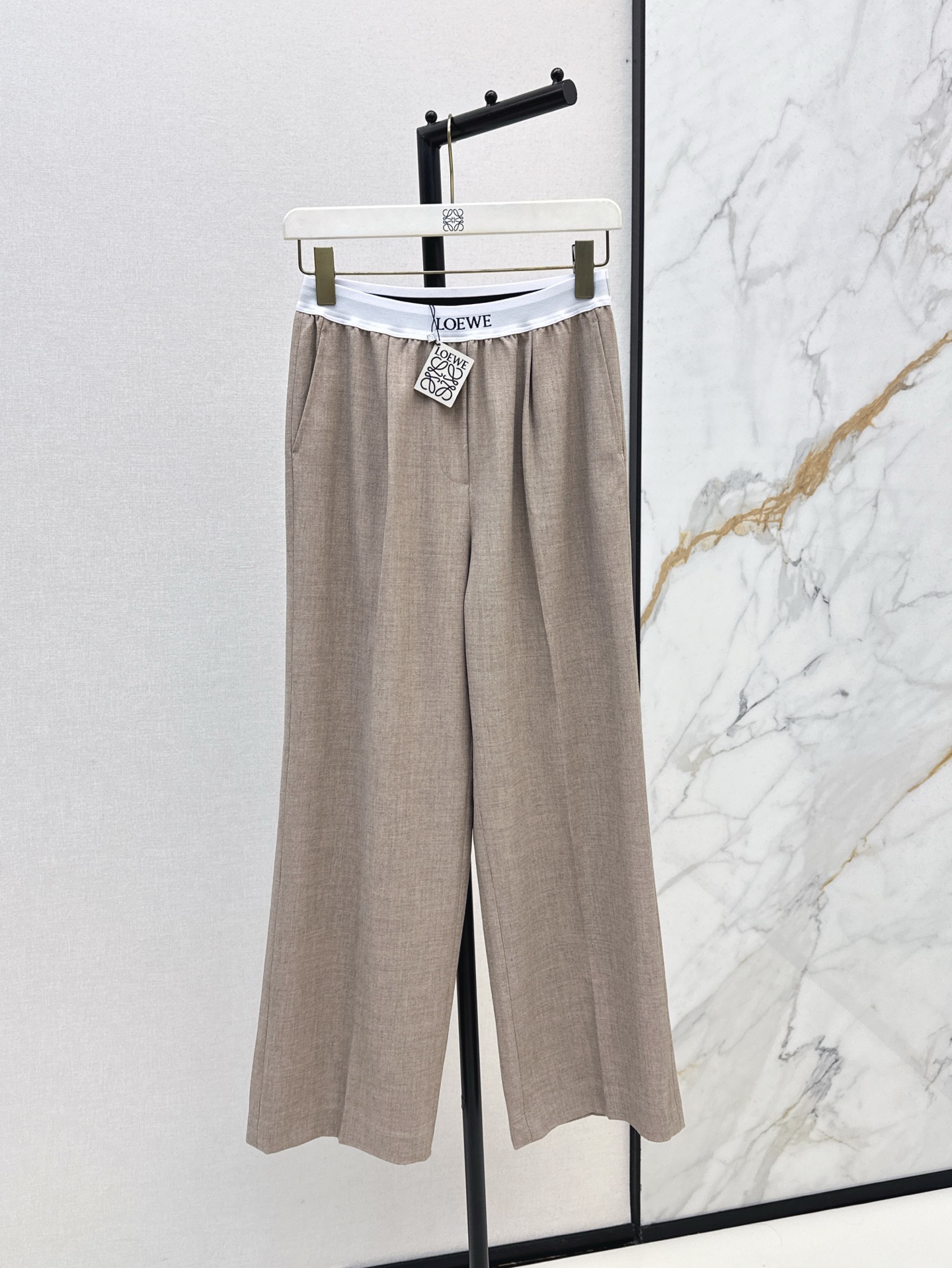 NO:333828,Loe 25Ss———The latest spring and summer logo webbing decorative straight pants imported cotton and linen material. Texture gloss. It is not easy to wrinkle. The texture is more advanced. Straight trousers style. Brand letter logo webbing is embellished at the waist to increase literary atmosphere and fun dressing. Daily matching shirts or other items. Versatile and slimming without picking clothes. Daily necessities. The upper body has high-end texture and fashionable. SML is available in stock., loewe, shirts, alexander wang.19860909Loe 25Ss———春夏最新款logo织带装饰直筒裤进口棉麻材质 质感光泽 穿搭不易皱褶 质感更为高级 直筒长裤版型 腰间点缀品牌字母徽标织带 增加文艺气息和穿搭趣味性 日常搭配衬衫或者其他单品 百搭显瘦不挑衣服 日常必备单品 上身质感高级且时髦 一色现货发售sml,,loewe,shirts,alexander wang,Women's clothing