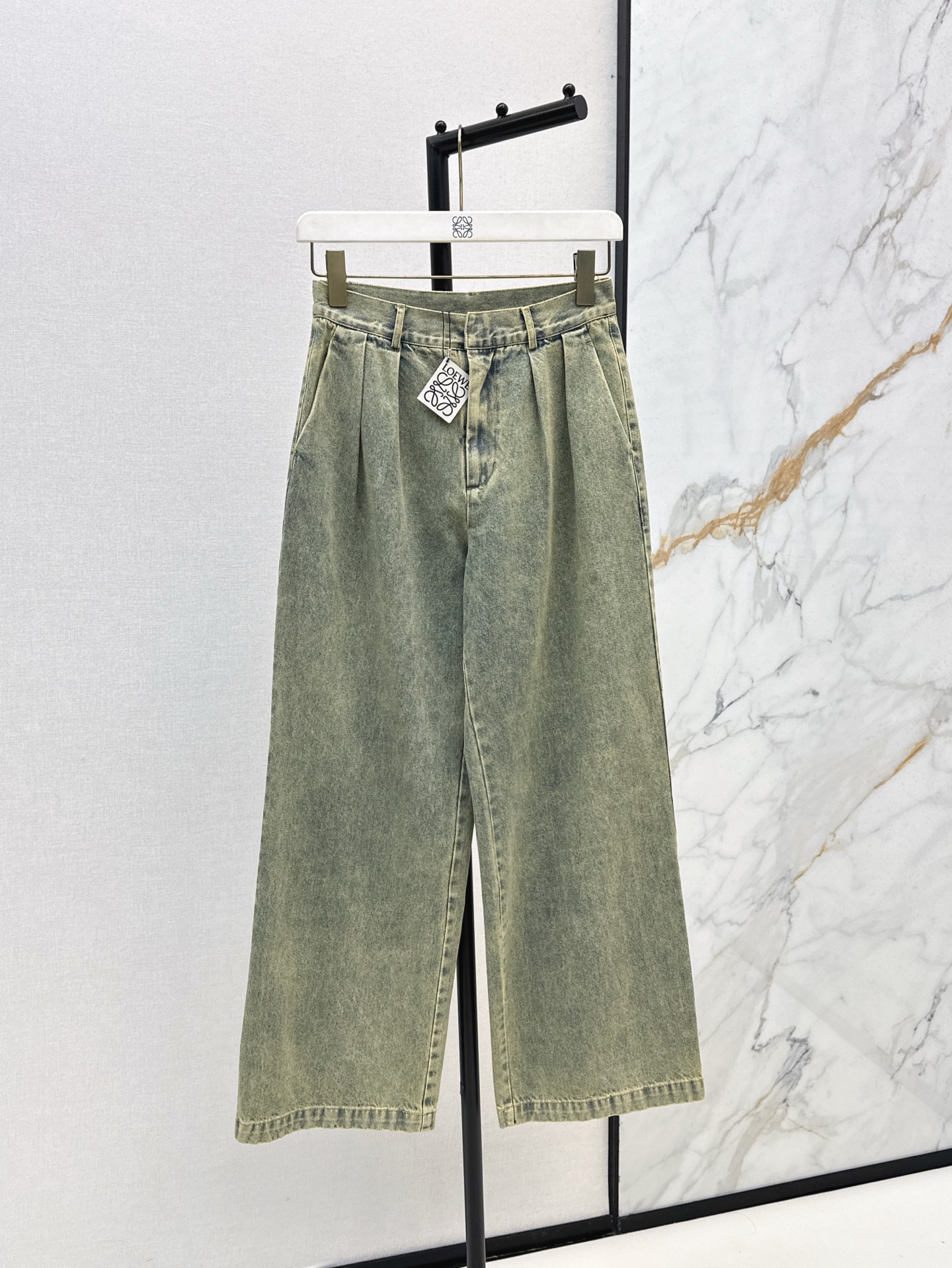 NO:333826,Loe 25Ss————The latest spring and summer high-waist water-washed denim straight pants customized denim material, good breathability, soft and skin-friendly, high-waist buckle symmetrical pocket straight pants tailored, multi-enzyme washing process, irregular grinding, yellow and green, unique and more retro, combined with wrinkle three-dimensional treatment, increase the styling, highlight casual temperament, and easily wear good proportions. One-color spot sml, loewe, alexander wang19860909Loe 25Ss————春夏最新款高腰水洗牛仔直筒裤定制牛仔材质 透气性佳 柔软亲肤 高腰系扣对称口袋直筒长裤剪裁 多重酵素水洗工艺处理 呈现不规则磨白黄绿色 独树一帜更显复古 配合褶皱立体处理 增加造型感 突出休闲气质 轻松穿出好比例 一色现货发售sml,,loewe,alexander wang,Women's clothing