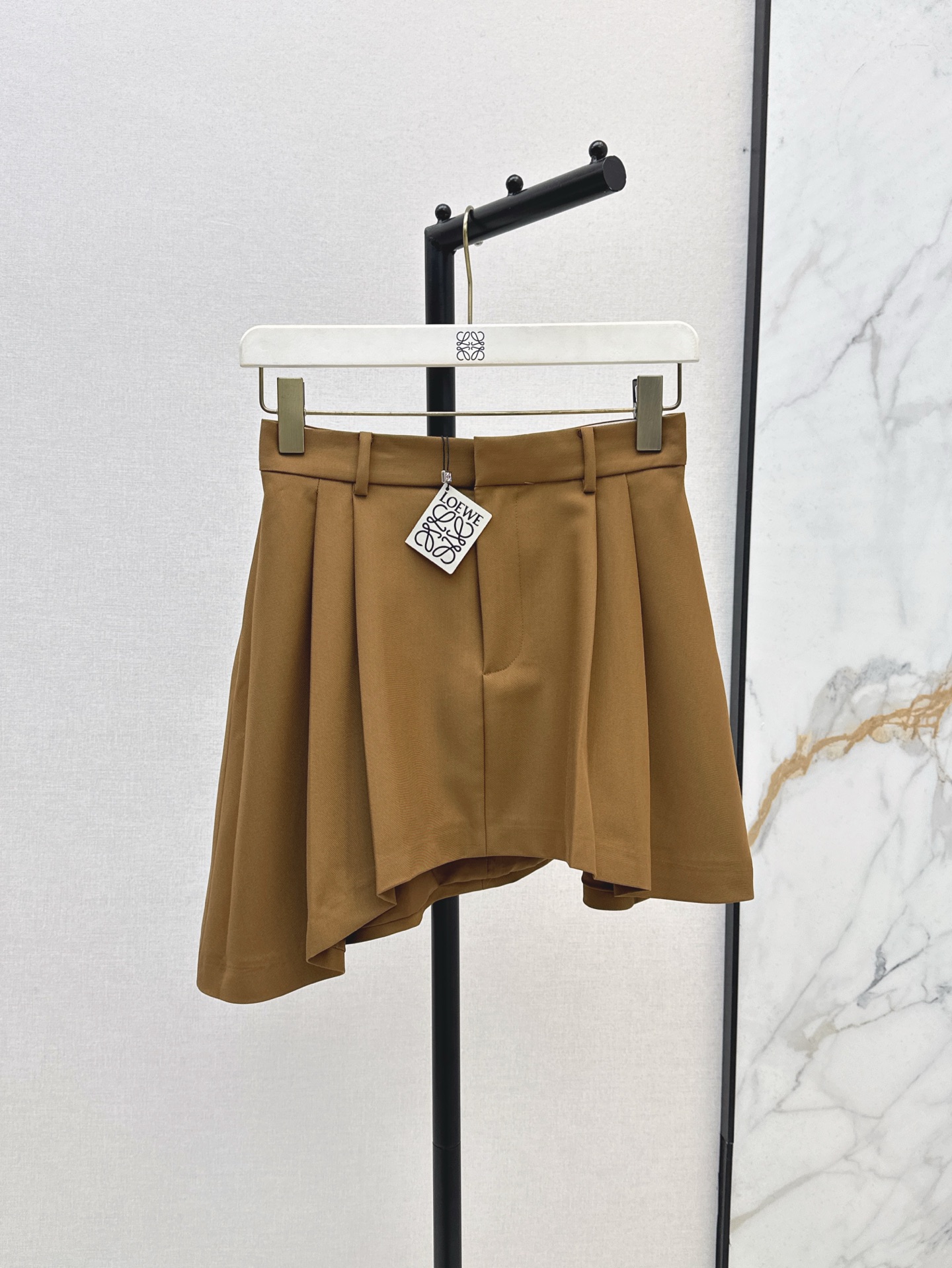 NO:333825,Loe 25Ss————The latest spring and summer irregular suit skirt fashionable suit skirt style. Three-dimensional cut forms waist folds. It also embodies the legs. It is inclusive of the figure to show the proportion of long legs. It increases the fun of dressing. The irregular length of the hem breaks the balance. You can match shirts or other items every day. Must-have items for daily necessities. SML, loewe, skirts, shirts, business suit, alexander wang19860909Loe 25Ss————春夏最新款不规则西装半裙时髦西装短裙版型 立体剪裁形成腰部褶皱 更修饰人身腿部线条 包容身材展现长腿好比例 增加穿搭趣味性 下摆不规则长短打破平衡 日常搭配衬衫或者其他单品都可以 日常必备单品 一色现货发售sml,,loewe,skirts,shirts,business suit,alexander wang,Women's clothing