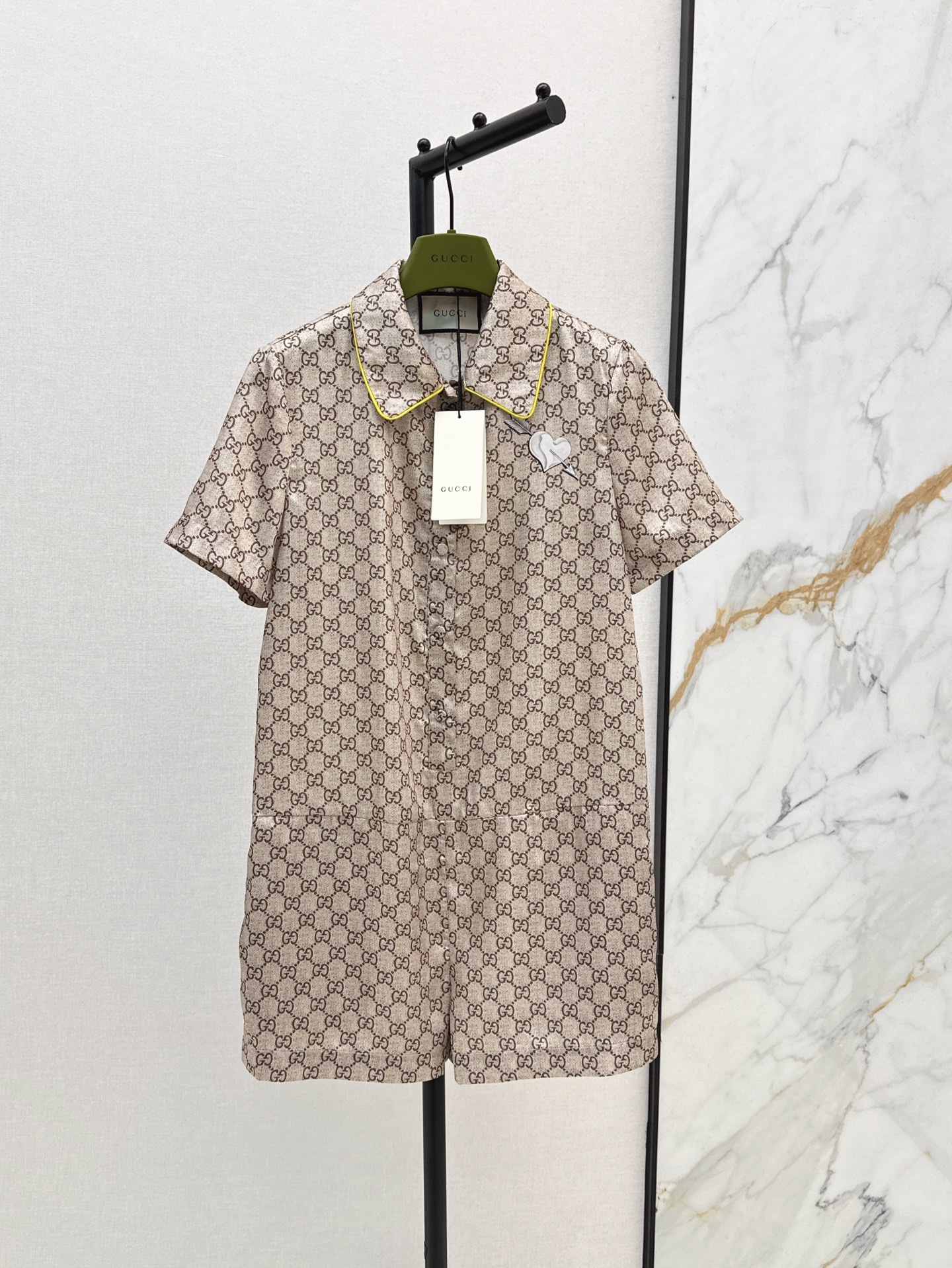 NO:333810,Gu 25Ss————The latest spring and summer printed short-sleeved jumpsuit imported from thick twill material, sagging and comfortable, full texture, shorts and jumpsuit cut, ready-made garments are covered with iconic double G printed patterns, love-wedding patterns are embellished on the chest, divide the division line between the waist, straight shorts highlight the figure and easily wear it to make the holiday fashionable. One-color spot sml, shorts, T-shirt, alexander wang19860909Gu 25Ss————春夏最新款印花短袖连体裤进口斜纹稠材质 垂顺舒适 质感十足 短袖连体裤剪裁 成衣通体以标志性双G印花图案满铺 胸口穿插爱心穿箭图案点缀 腰间分割线划分比例 直筒短裤凸显身材轻松穿出度假时髦感 一色现货发售sml,,shorts,T-shirt,alexander wang,Women's clothing