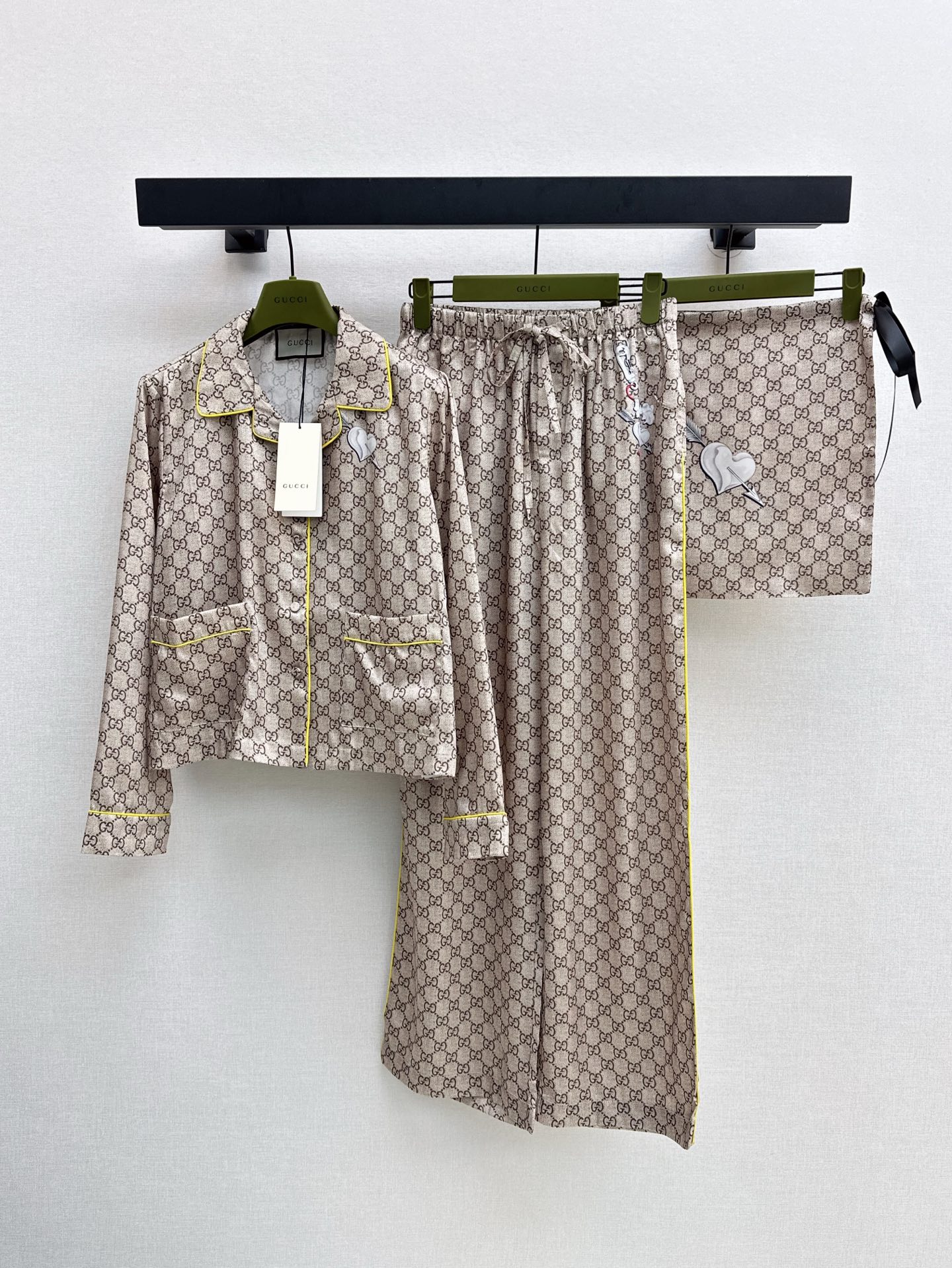 NO:333807,Gu 25Ss————The latest spring and summer style slack and full gg suit printed shirt   trousers   storage bag Imported twill thick material breathable and comfortable, full texture. The iconic double G printed pattern is full of layout, the chest is interspersed with love and arrow pattern embellished with drawstring elastic band trousers to accommodate legs outline the waist to highlight the figure and easily wear it to make the holiday fashionable. It looks good in the home and outdoor wear. One set is available in one color. SML, alexander wang19860909Gu 25Ss————春夏最新款松弛感拉满gg套装印花衬衣 长裤 收纳包包 进口斜纹稠材质 透气舒适 质感十足 标志性双G印花图案满铺 胸口穿插爱心穿箭图案点缀 抽绳弹力带长裤包容腿型 勾勒腰身 凸显身材轻松穿出度假时髦感 家居外穿都好看 一套出 一色现货发售sml,,alexander wang,Women's clothing