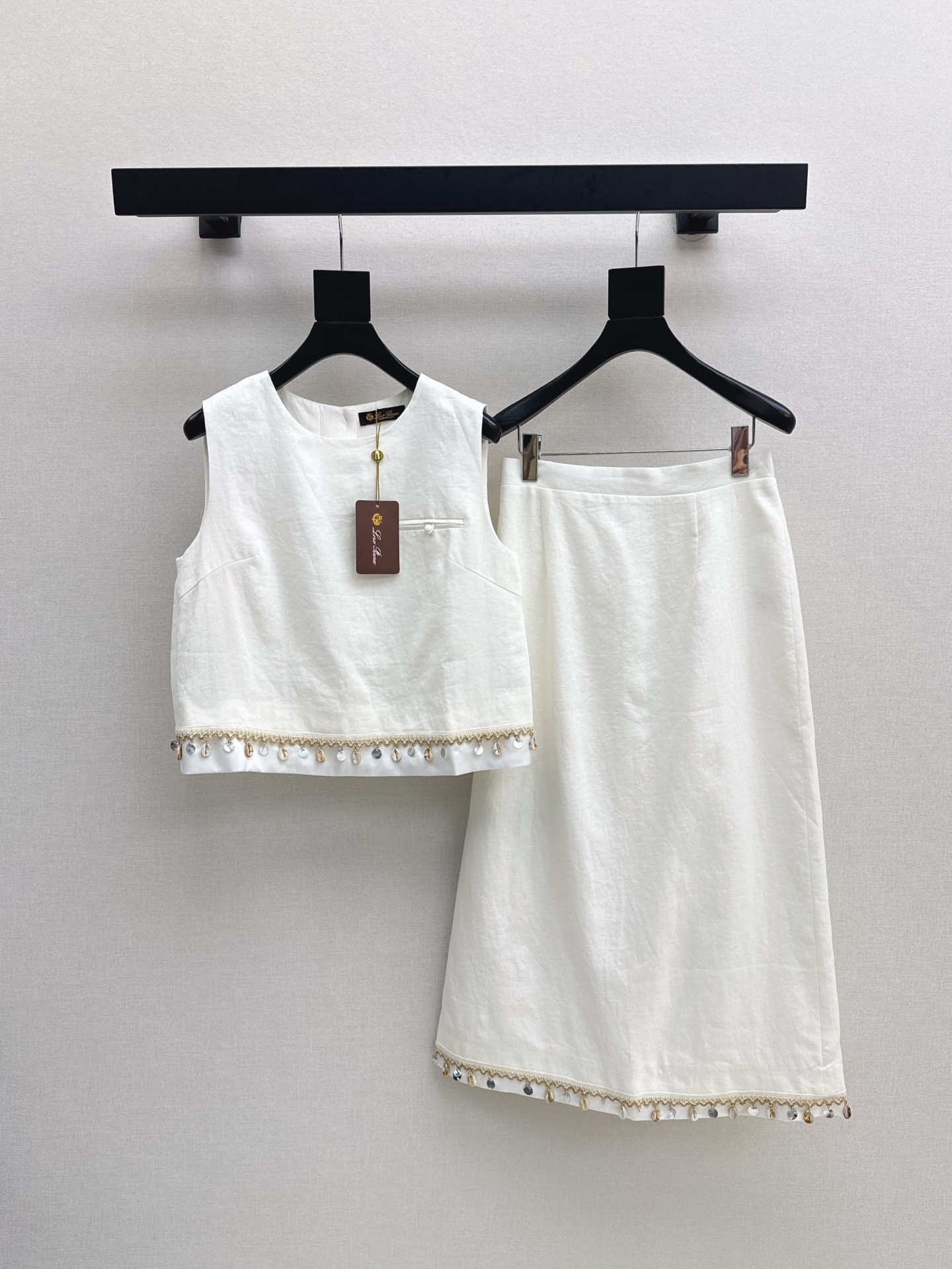 NO:333801,380L 25Ss———The latest spring and summer spliced ​​lace decorative linen set sleeveless short top   long skirt. The upper body looks slim and tall, and the gentle and elegant feeling of aura is exquisite and visual style makes it look slim and not picky. One set is available in stock. Smlxl, loro piana, skirts, alexander wang19860909380L 25Ss————春夏最新款拼接花边装饰亚麻套装无袖小短款上衣 长款半裙 上身显瘦又高挑 不失气场的温柔优雅感 精致既视感版型显瘦不挑人 一套出 一色现货发售smlxl,,loro piana,skirts,alexander wang,Women's clothing