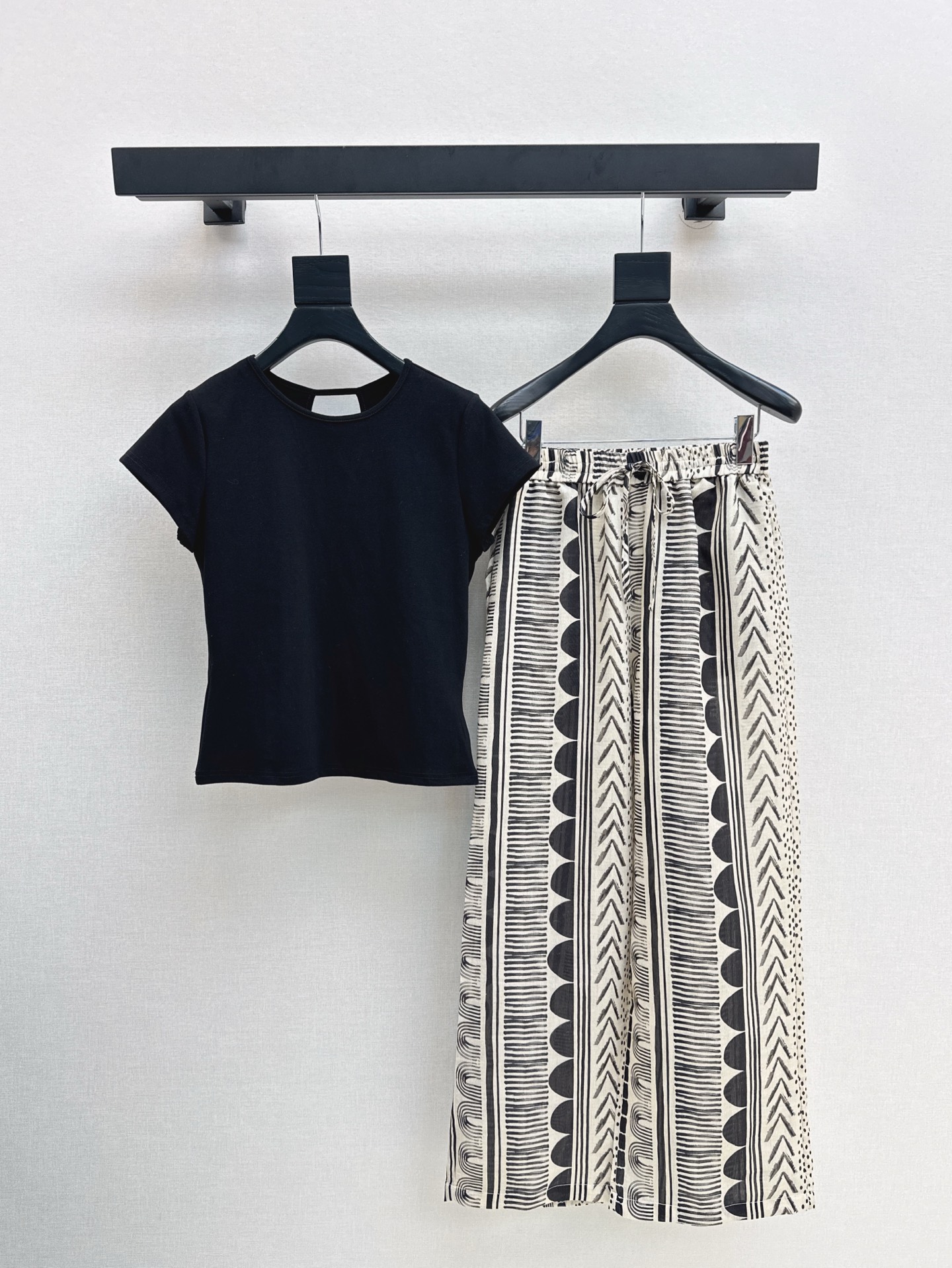 NO:333798,Fashionable design 25Ss————The latest casual suit for spring and summer, minimalist round neck short-sleeved T-shirt   exclusive style printed straight-leg pants Daily casual suit A set of top-body stylish feeling Simple and refreshing One set is available in stock sml, T-shirt,tees, t-shirt,alexander wang19860909时髦设计 25Ss————春夏最新款休闲套装极简风圆领短袖T恤  独家风印花直筒裤 日常休闲套装 一套上身妥妥的时髦感 简约又清爽 一套出 一色现货发售sml,,T-shirt,tees，t-shirt,alexander wang,Women's clothing