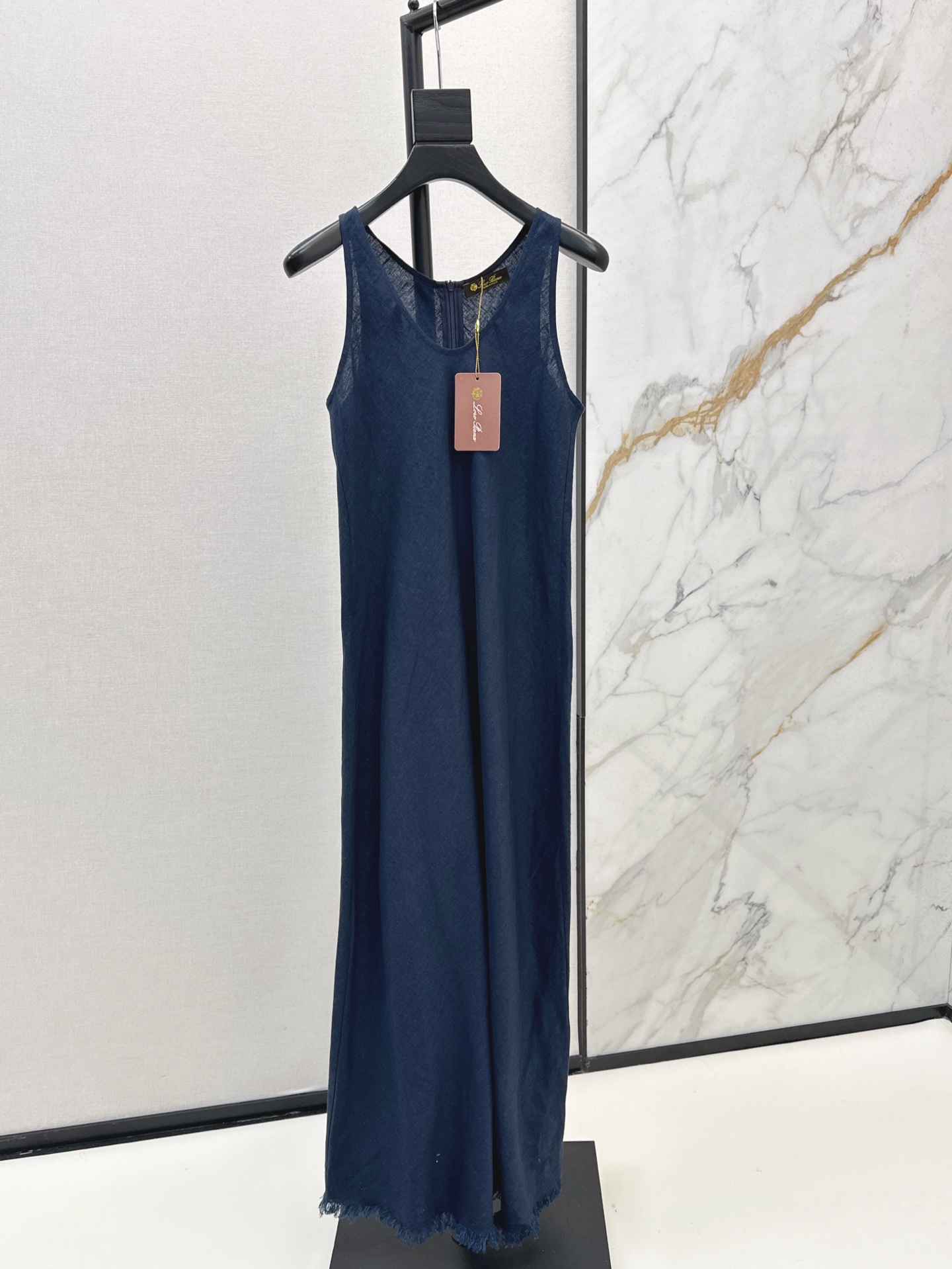 NO:333821,280L 25Ss————The latest spring and summer linen sleeveless fur-edged dress with 45 degrees oblique cutting technology super cost-effective H-style tailoring, upper body without restraint, skirt with a lively and flowing hem, pure linen fabric, good breathability, full comfort, gentle temperament, simple and relaxed feeling, two colors are available in stock smlxl,,loro piano, skirts,alexander wang19860909280L 25Ss————春夏最新款亚麻无袖毛边连衣裙45度斜裁工艺超级费料 H版型剪裁 上身无束缚感 裙摆灵动飘逸 纯亚麻面料 透气性好 舒适度满分 温柔气质简约 松弛感拉满 两色现货发售smlxl,,loro piana,skirts,alexander wang,Women's clothing