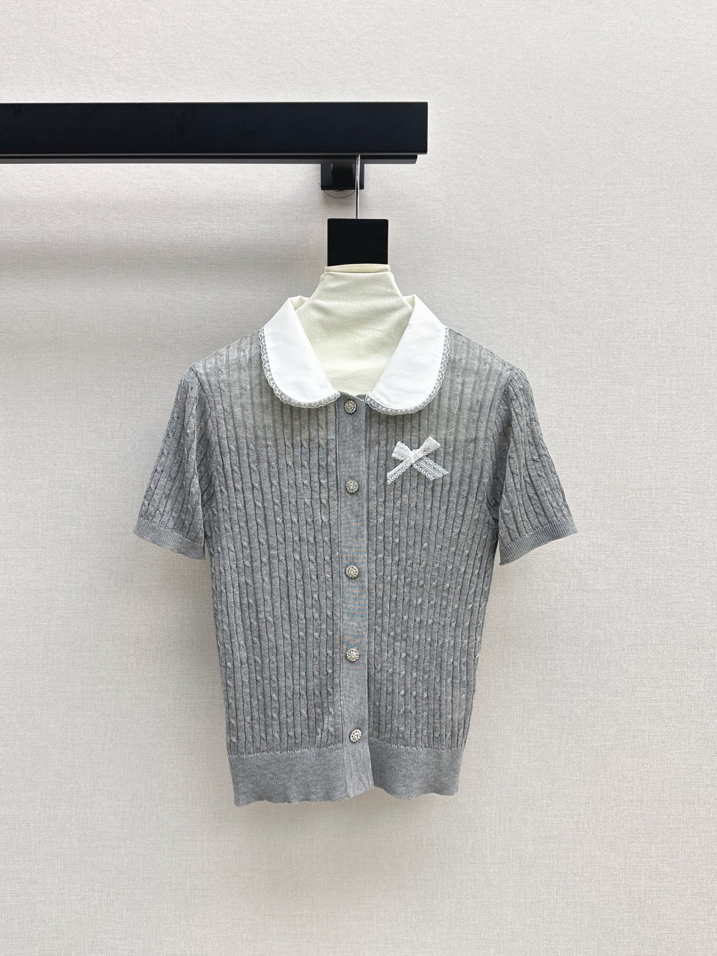 NO:333815,Miu 25Ss————The latest spring and summer style of age-reducing doll lapel short-sleeved knitted short-sleeved age-reducing girls must buy ~~ It is good-looking and easy to wear, I have to love it, and it is layered with jeans. It is very elegant no matter how you match it. Two colors are available for sale in stock, sml, miumiu, jeans, T-shirt, alexander wang19860909Miu 25Ss————春夏最新款减龄娃娃翻领短袖针织短袖减龄少女们一定要入～～颜值高又好穿不得不爱 搭配牛仔裤叠穿 怎么搭配都很有气质 两色现货发售sml,,miumiu,jeans,T-shirt,alexander wang,Women's clothing