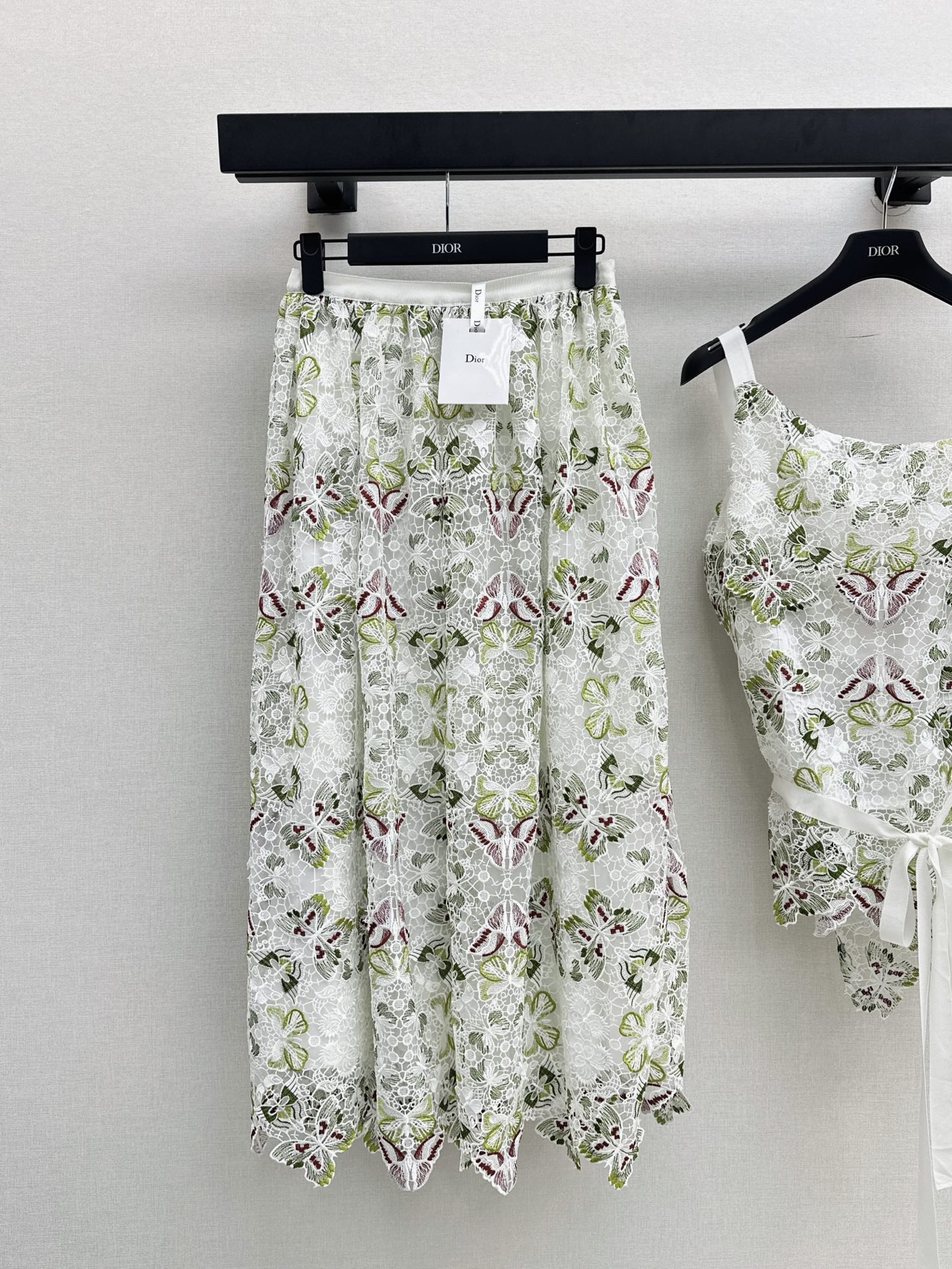 NO:333812,CD 25Ss————The latest heavy-duty butterfly lace water-soluble embroidery high-waist skirt in spring and summer, imported lace water-soluble embroidery developed by yb, soft and delicate texture, each skirt uses more than 2 meters of material, ensuring the drape and layering of the skirt, full color saturation, high-waist design can optimize body proportions, modify waistline, recommended a set of matching to create an elegant suit shape, one color is available in stock, sml, skirts, alexander wang19860909CD 25Ss————春夏最新款重工蝴蝶蕾丝水溶刺绣高腰半裙yb开发的进口蕾丝水溶刺绣 质感轻柔细腻 每件裙子用料2米多 保证了裙子的垂坠感和层次感 色彩饱和度满分 高腰设计能优化身材比例 修饰腰线 推荐一套搭配打造优雅套装造型 一色现货发售sml,,skirts,alexander wang,Women's clothing