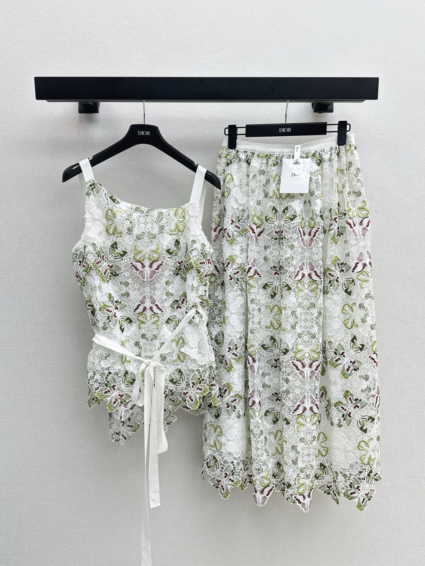 NO:333809,CD 25Ss————The latest colorful butterfly lace water-soluble embroidered suspender shirt in spring and summer yb develops water-soluble fabrics, fixed dyeing and custom color yarns, long-lasting and full colors, adding fresh vitality. The water-soluble embroidery process makes the pattern three-dimensional and vivid, presenting a hazy and dreamy beauty. The wrap style outlines the body curve. The back cross design is the small revealing back and the back is sexy and charming. The light and fresh macaron color is very spring-like. Recommend a set of matching. One color is available for sale in stock. SML, Shirts, alexander wang19860909CD 25Ss————春夏最新款多彩蝴蝶蕾丝水溶刺绣吊带衬衫yb开发水溶面料 定染定制彩色纱线 色彩持久饱满 增添鲜活生命力.水溶刺绣工艺让花纹立体生动 呈现出朦胧梦幻美感 裹身款式勾勒身材曲线 背面交叉设计 小露美背性感又迷人 淡淡清新的马卡龙色 好有春意生机 推荐一套搭配 一色现货发售sml,,shirts,alexander wang,Women's clothing