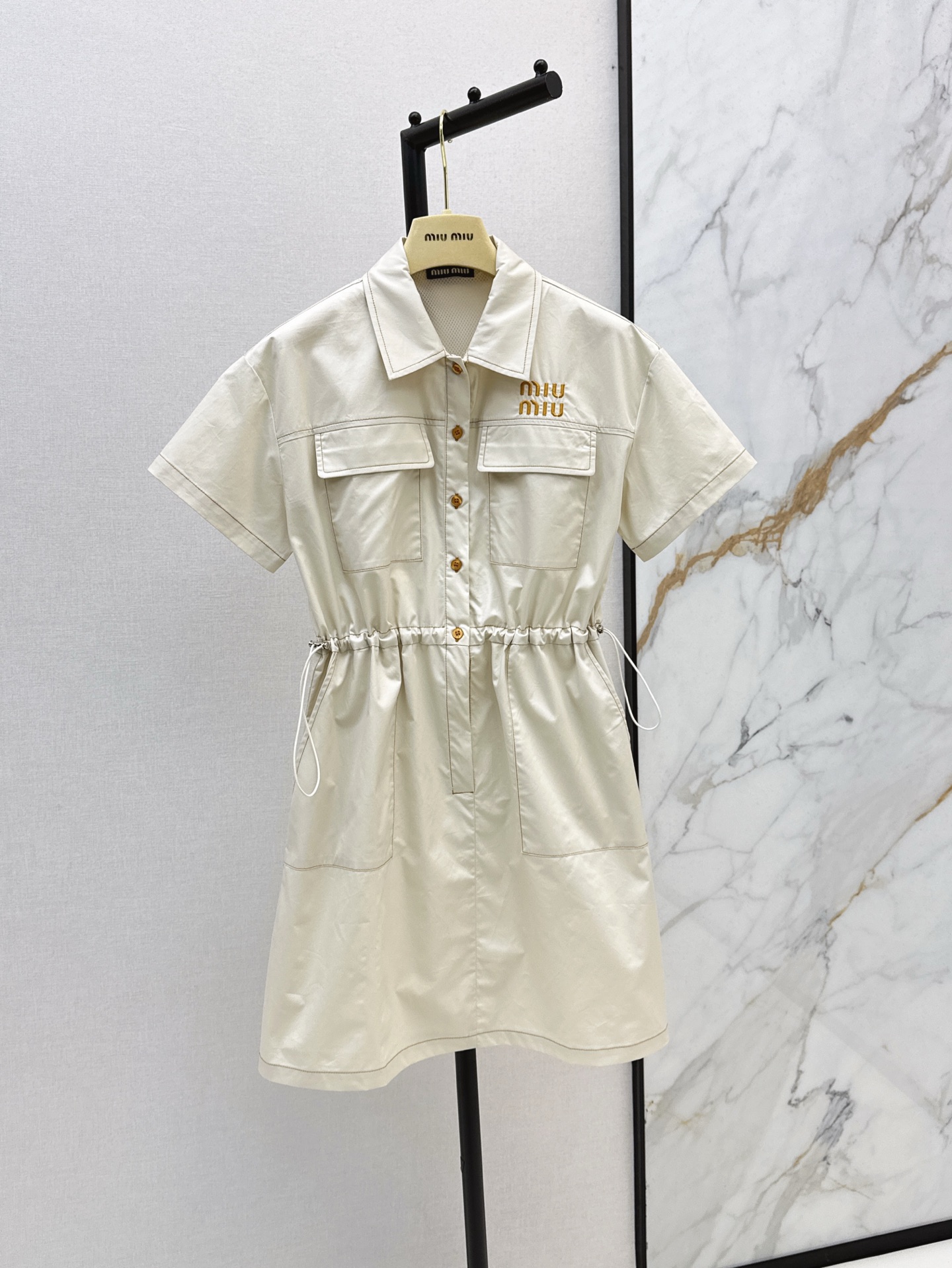 NO:334253,Miu 25Ss————The latest work style double pocket dress in spring and summer, half-button waist-hugging skirt, the upper body is fashionable and handsome, the rope design is super simple and casual and handsome, one-color spot sale sml, miumiu, skirts, alexander wang19860909Miu 25Ss————春夏最新款工装风双口袋连衣裙 半扣收腰裙摆 上身减龄时髦又帅气 束绳设计感超强 简约休闲帅气 一色现货发售sml,,miumiu,skirts,alexander wang,Women's clothing