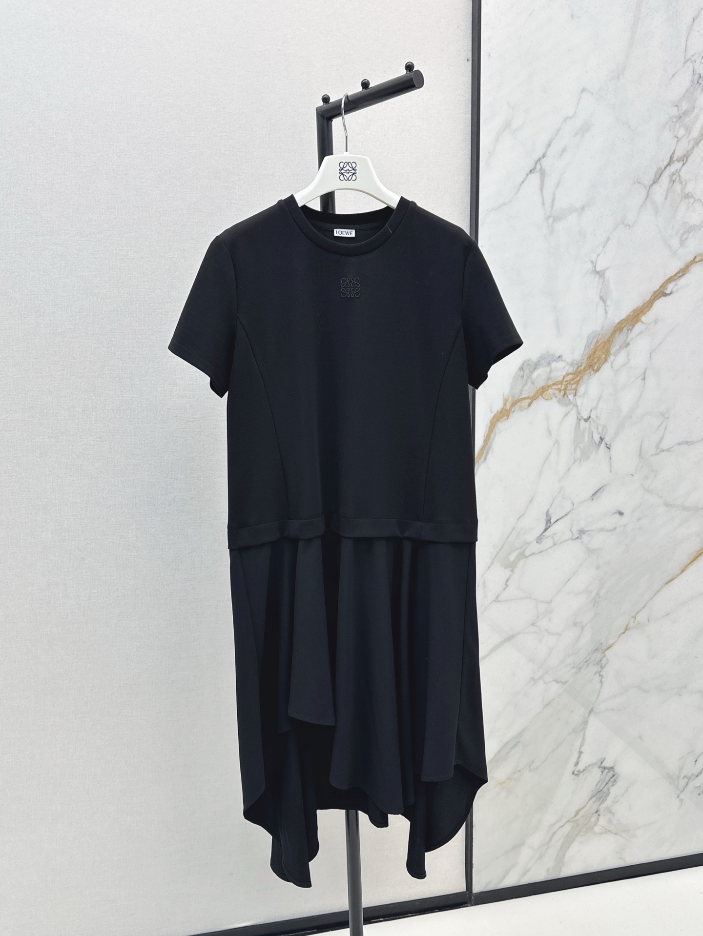 NO:334247,Loe 25Ss————The latest spring and summer letter embroidery decorative short-sleeved splicing irregular dress. The upper body is super fashionable. The sweet and cool girl is handsome and casual. The upper body looks slim and tall and versatile. The same color is available for sale in stock. sml, loewe, skirts, T-shirt, alexander wang19860909Loe 25Ss————春夏最新款字母刺绣装饰短袖拼接不规则连衣裙 上身超时髦 甜酷风少女帅气随性气质 版型上身显瘦高挑又百搭 一色现货发售sml,,loewe,skirts,T-shirt,alexander wang,Women's clothing