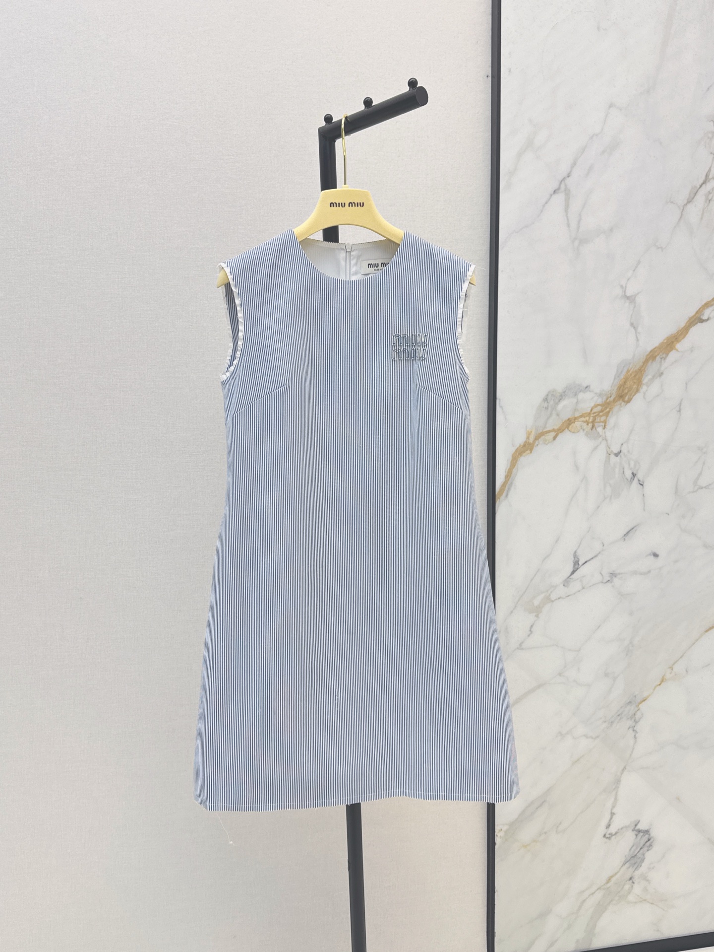 NO:334244,Miu 25Ss———The latest spring and summer logo patch embroidered sleeveless vertical striped straight-tube dress Customized fabric Sleeve splicing lace design Create a retro and fashionable fashionable atmosphere in one second, round neck sleeveless straight-tube dress Slim and versatile and fashionable upper body, full of temperament and age-reducing feeling. One-color spot-on sml, miumiu, skirts, alexander wang19860909Miu 25Ss———春夏最新款logo贴布绣无袖竖条纹直筒连衣裙 定制面料 袖边拼接花边设计 打造出复古又时髦的时尚氛围一秒的吸睛抢镜 圆领无袖直筒版型连衣裙 上身显瘦又百搭时髦 气质减龄感十足 一色现货发售sml,,miumiu,skirts,alexander wang,Women's clothing