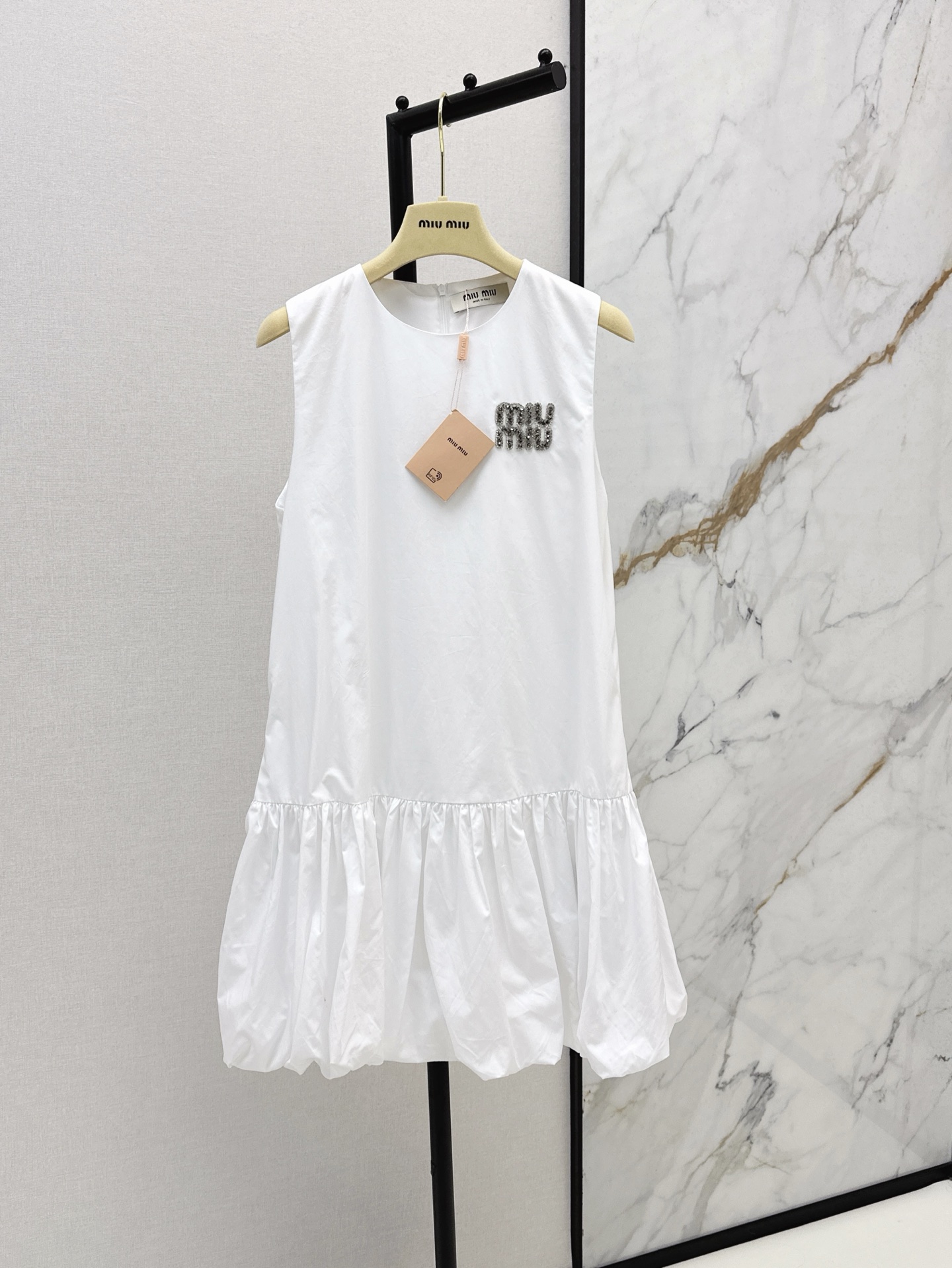 NO:334267,Miu 25Ss————The latest spring and summer letter rhinestone decorative sleeveless dress with double-layer waist bud skirt with hem splicing super fashionable and age-reducing, you will fall in love with the upper body. No matter what combination, you will be well-behaved and fashionable in an instant. Invincible and long legs are invincible. Two-color spot sml, miumiu, skirts, alexander wang19860909Miu 25Ss————春夏最新款字母水钻装饰无袖连衣裙 下摆拼接双层腰花苞裙摆 超级时髦超级减龄 上身就会爱上 无论什么搭配都瞬间乖巧时髦 无敌显大长腿 两色现货发售sml,,miumiu,skirts,alexander wang,Women's clothing