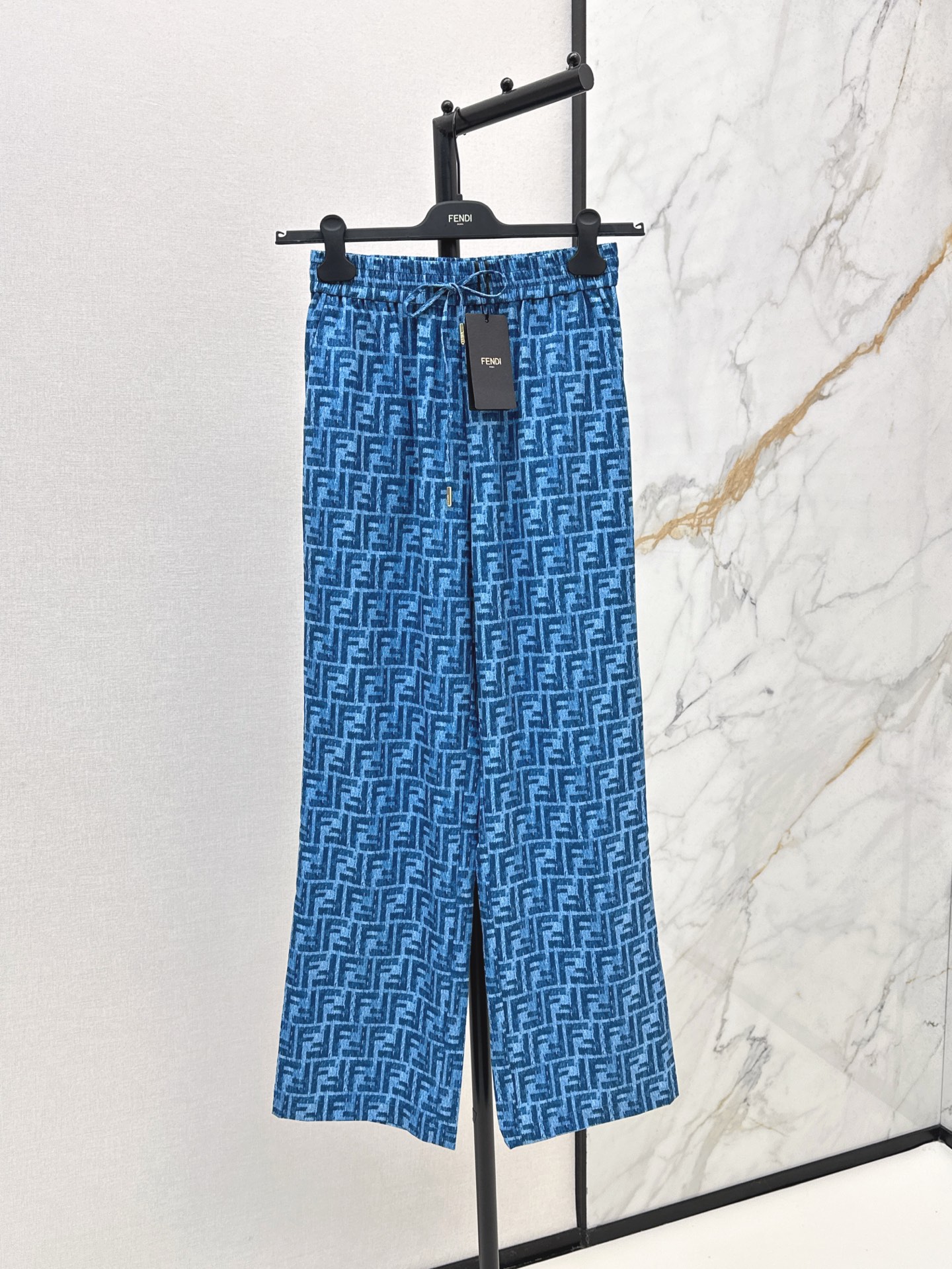 NO:334258,FD 25Ss————The latest classic double F pattern casual suit for spring and summer, loose shirt   straight pants, micro perspective, fashionable and tricky, A- or well-behaved style, easy to control, everyday commuting, everything is OK, full of small details, exquisite workmanship, age-reducing fashion, good HOLD living style, deep in the heart of fairies, soft and textured, one-color development, spot-on sml trousers,,shirts,alexander wang19860909FD 25Ss————春夏最新款经典双F图案休闲套装宽松衬衫 直筒裤 微透视 若隐若现时尚小心机 可A可乖的风格 版型属于谁都好驾驭的 日常通勤穿什么的都是很OK的 满满小细节太加分了 做工精致 减龄时尚 好HOLD住造型 深得仙女心 柔软有质感 一色分开发 现货发售sml 长裤,,shirts,alexander wang,Women's clothing