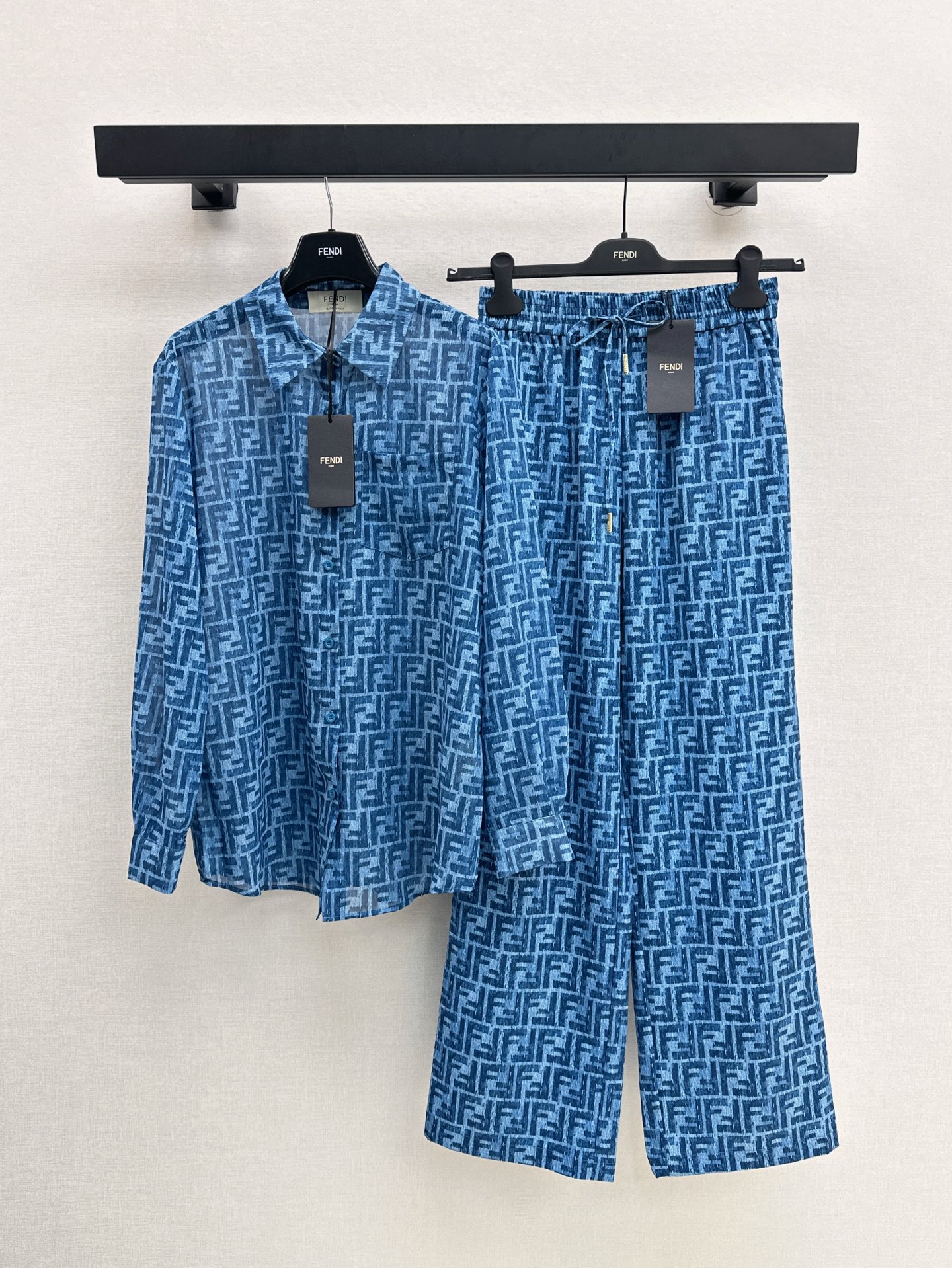 NO:334255,FD 25Ss————The latest classic double F pattern casual suit for spring and summer, loose shirt   straight pants, micro perspective, fashionable and tricky, A- or well-behaved style, easy to control, everyday commuting, everything is OK, full of small details, exquisite workmanship, age-reducing fashion, good HOLD living style, deep in the heart of fairies, soft and textured, one-color development, sml tops,,shirts,alexander wang19860909FD 25Ss————春夏最新款经典双F图案休闲套装宽松衬衫 直筒裤 微透视 若隐若现时尚小心机 可A可乖的风格 版型属于谁都好驾驭的 日常通勤穿什么的都是很OK的 满满小细节太加分了 做工精致 减龄时尚 好HOLD住造型 深得仙女心 柔软有质感 一色分开发 现货发售sml 上衣,,shirts,alexander wang,Women's clothing