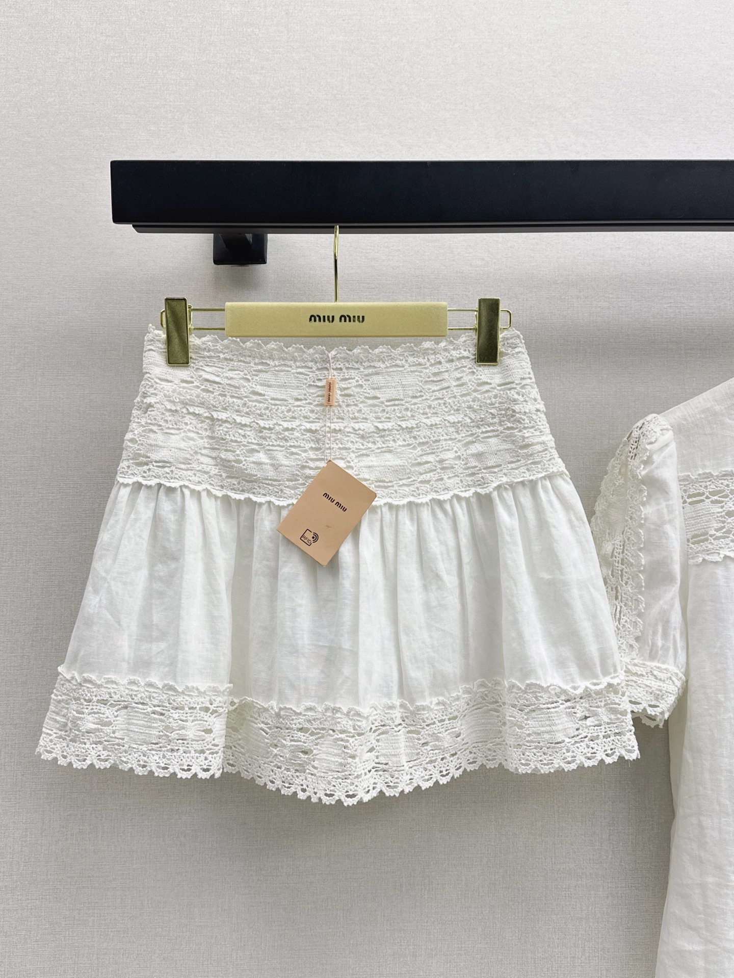 NO:334266,Miu 25Ss————The latest French romantic pure skirt in spring and summer, hollow water-soluble lace spliced ​​linen fabric has a great texture, high waistline pleated style makes it look slim and tall, fully positioned lace skirt decoration, retro palace style can be sweet or salty, one color is available in stock sml, miumiu, skirts, alexander wang19860909Miu 25Ss————春夏最新款法式浪漫清纯半裙镂空水溶蕾丝拼接亚麻面料质感超赞 高腰线褶皱版型显瘦又高挑 全定位花边裙摆装饰 复古宫廷风可甜可盐气质 一色现货发售sml,,miumiu,skirts,alexander wang,Women's clothing