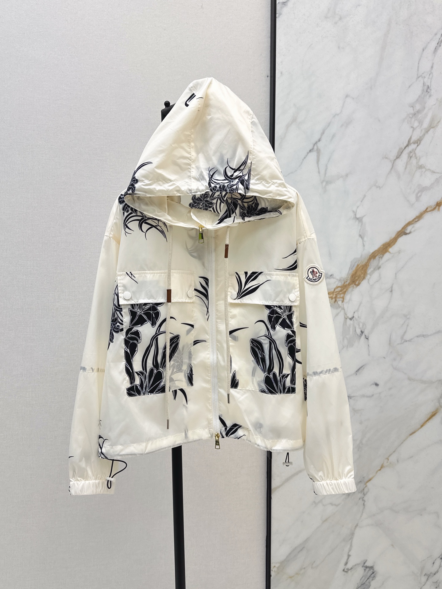 NO:335020,MC 25Ss————The latest spring and summer double-pocket design floral print decorative small short windbreaker jacket short style light and practical, it is the basic item of daily wardrobe. It uses transparent windbreaker fabric and is matched with wide work pockets. It is handsome and fashionable. It is available in stock. sml, jackets & coats, alexander wang19860909MC 25Ss————春夏最新款双口袋设计花卉印花装饰小短款风衣外套短款版型轻盈而实用 是日常衣橱的基础款单品 采用通透的风衣面料 搭配宽大的工装口袋 帅气时髦范儿 一色现货发售sml,,jackets & coats,alexander wang,Women's clothing