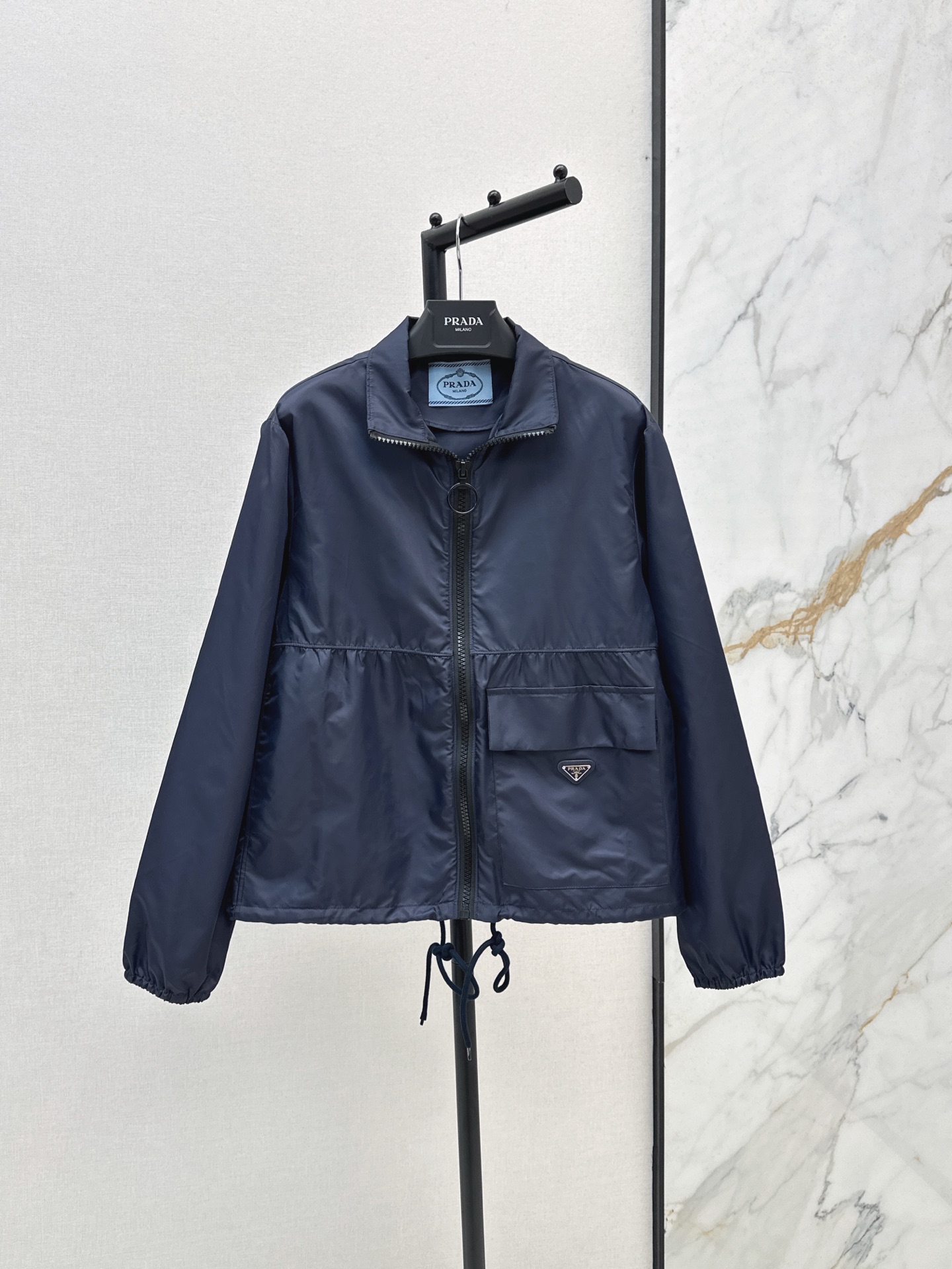 NO:335014,PD 25Ss————The latest spring and summer fashion and fine wear limited edition capsule series recycled nylon zipper jacket sunscreen jacket classic short loose fit hem drawstring adjustable design sweet and salty to reduce age fashionable and handsome Original custom hardware accessories   imported recycled nylon fabric texture silky and delicate, broad and comfortable Classic non-picking style top body huge slim, two colors are available for sale in stock, Jackets & coats, Jackets & coats, alexander wang19860909PD 25Ss————春夏最新款时髦精穿搭限量胶囊系列再生尼龙拉链夹克防晒外套经典短款宽松版型下摆抽绳可调节设计 可甜可盐减龄时髦又帅气 原版定制五金配件 进口再生尼龙面料 质感丝滑细腻挺阔舒适 经典不挑人版型上身巨显瘦 两色现货发售sml,,jackets & coats,jackets & coats,alexander wang,Women's clothing