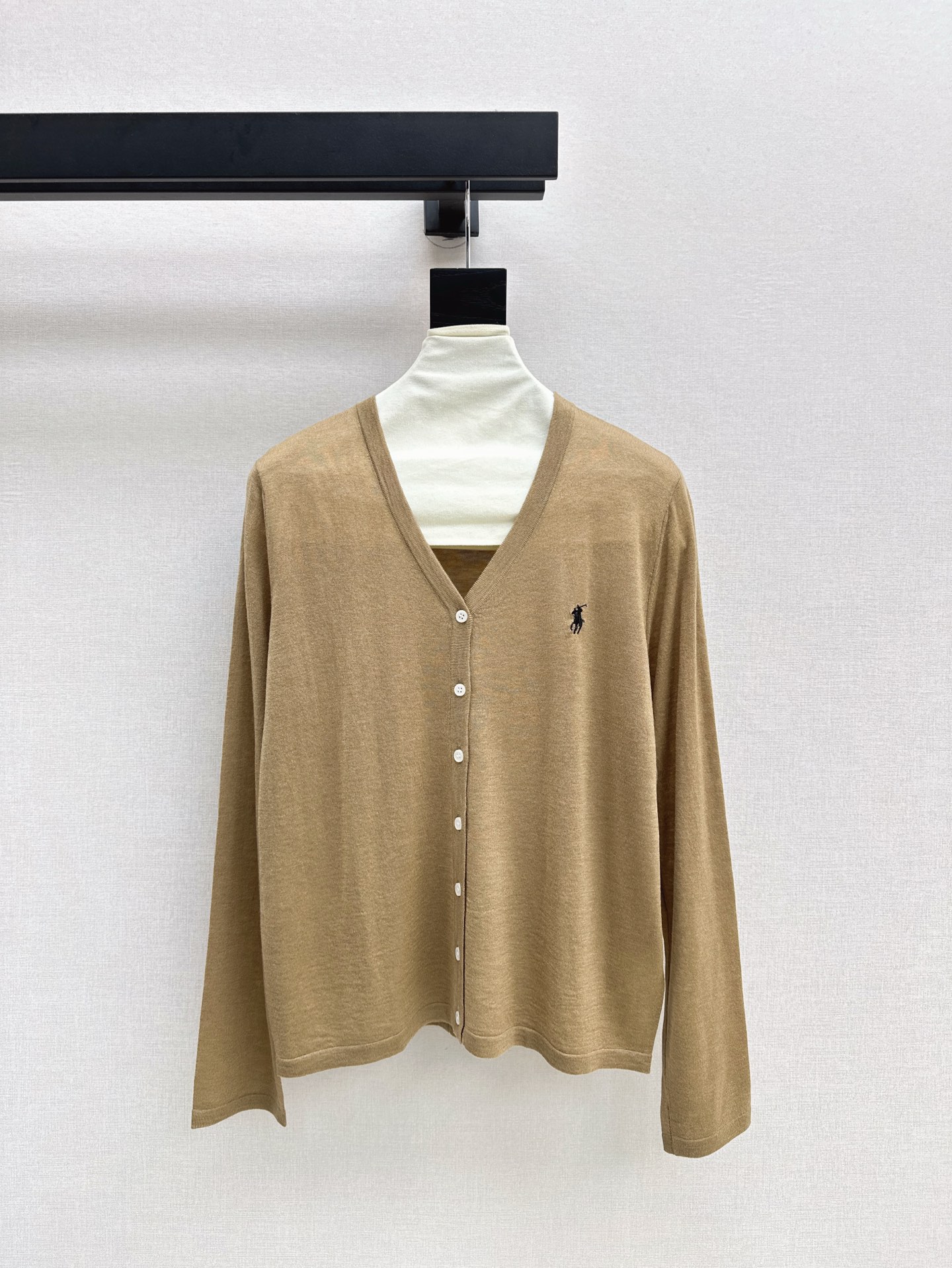 NO:335008,RL 25Ss———The latest classic contrasting embroidery decoration loose knitted sunscreen clothes ice silk knitted fabric. Summer essential items. Loose silhouette style. Very inclusive to the figure. It is a product that adds fashion taste. Five-color spot sml, alexander wang19860909RL 25Ss———春夏最新款经典撞色刺绣装饰宽松针织防晒衣冰丝针织面料 夏季必备单品 宽松廓形版型 对身材包容性很好 增添时尚品味的单品 五色现货发售sml,,alexander wang,Women's clothing