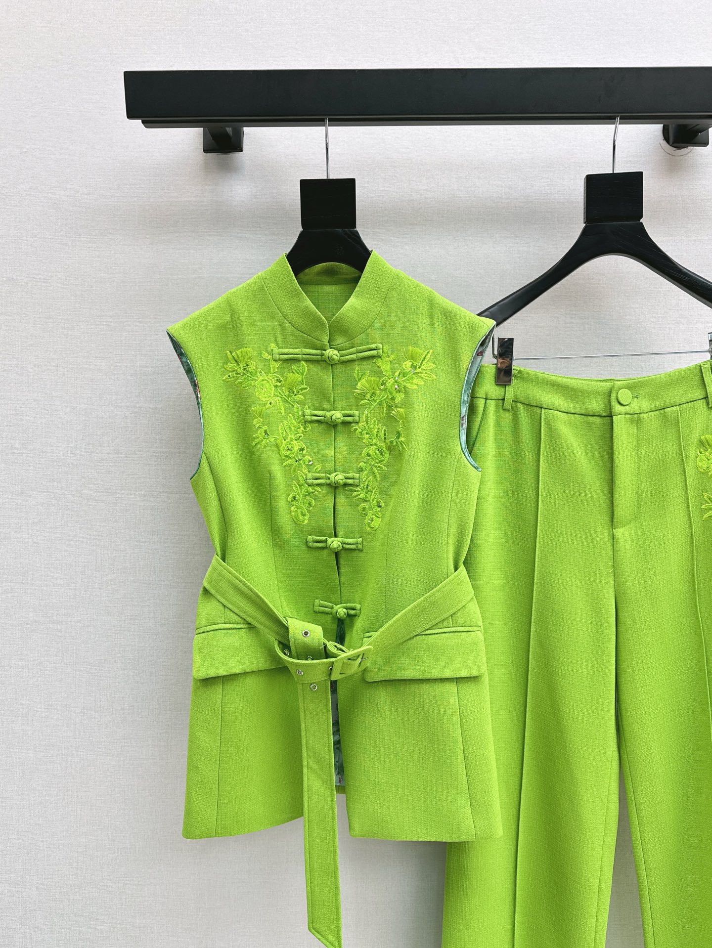 NO:335210,Fashionable new Chinese style 25Ss————The latest minimalist sleeveless suit in spring and summer, buckled decorative sleeveless vest   trousers, straight-leg pants, temperament style, don't miss the high-quality quality of the new Chinese style, stunning at a glance, casual and lazy, yet noble, beautiful, strong and loose, not sprinting~~One set, three colors are available for sale in stock,,alexander wang19860909时髦新中式 25Ss————春夏最新款极简风无袖套装盘扣装饰无袖马甲 西裤 直筒裤 气质型风格 喜欢新中式风格的高级品质不要错过 上身一眼惊艳 随性慵懒中又不失贵气 美而有力松而不驰～～一套出 三色现货发售sml,,alexander wang,Women's clothing