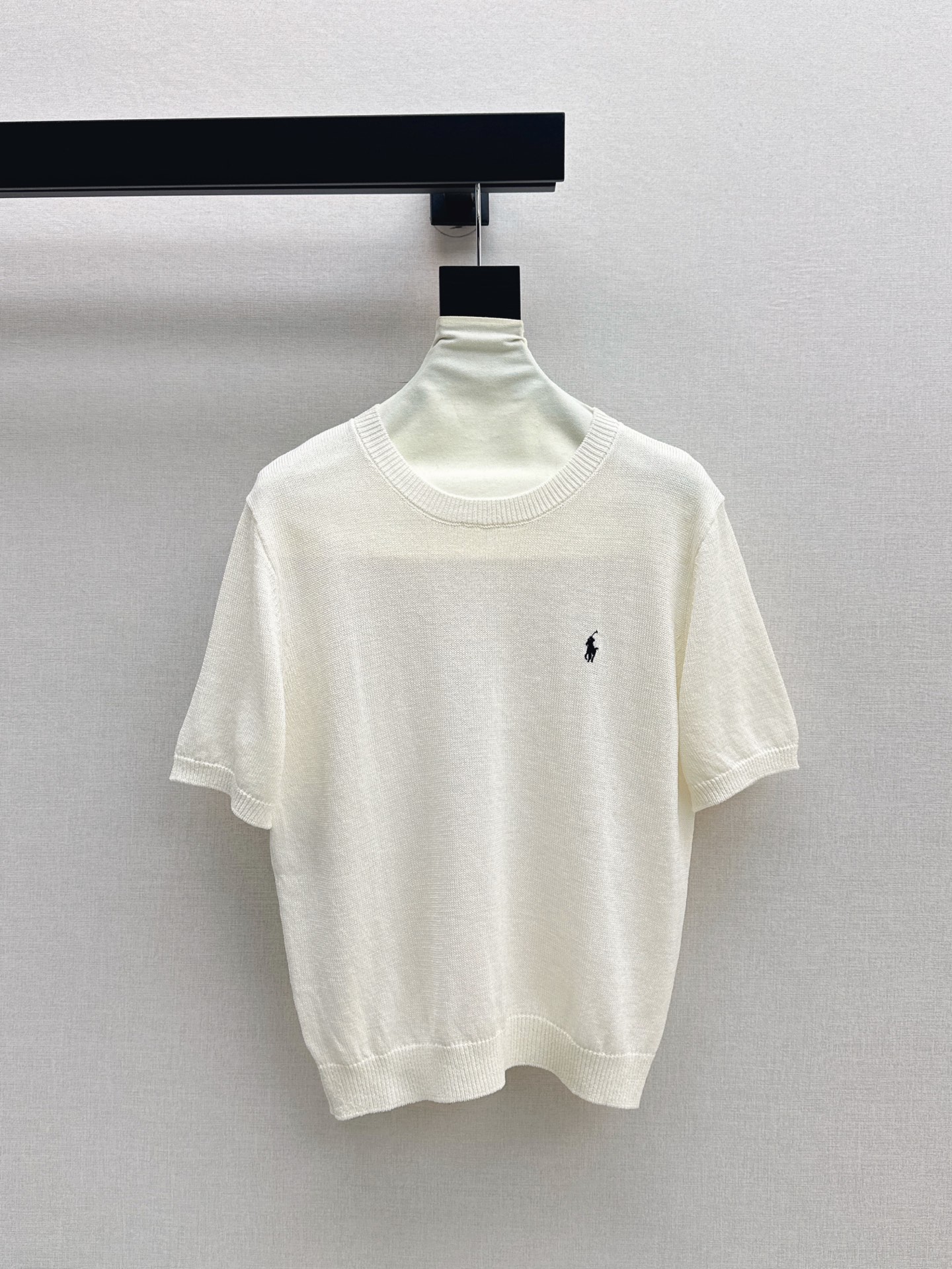 NO:335198,Exclusive model ~ RL 25Ss————The latest round-neck sweater in spring and summer, a daily necessity for fashion elements that never go out of date~~ The exquisite logo embroidery brand, casual and high-end!  A knitted quality T-shirt is beyond the reach. It can be easily done with jeans and goes on a date and shopping!  Four colors spot sale sml, jeans,tees,t-shirt,alexander wang19860909独家款～ RL 25Ss————春夏最新款圆领针织衫日常必备款 永不过时的时尚元素～～logo刺绣精致大牌 休闲也高级！ 针织的品质感T恤是望尘莫及的 搭配牛仔裤约会逛街都能轻松搞定！四色现货发售sml,,jeans,tees，t-shirt,alexander wang,Women's clothing