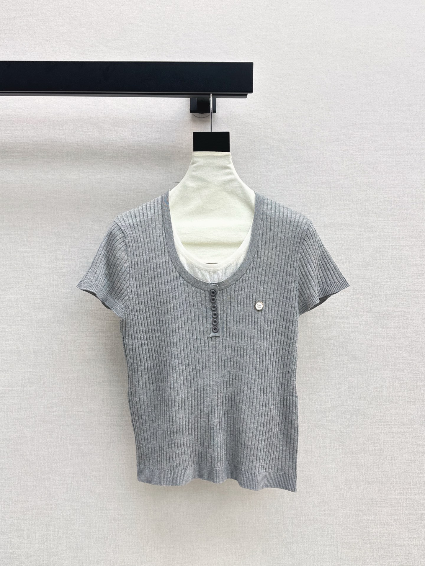 NO:335189,Exclusive model~ Miu 25Ss———The latest spring and summer fake two-piece round-neck sweater is a must-have for everyday fashion elements~~ Casual and high-end!  A knitted quality T-shirt is beyond the reach. It can be easily done with jeans and goes on a date and shopping!  Two colors spot sale sml, miumiu, jeans, tees, t-shirt, alexander wang19860909独家款～ Miu 25Ss————春夏最新款假两件圆领针织衫日常必备款 永不过时的时尚元素～～休闲也高级！ 针织的品质感T恤是望尘莫及的 搭配牛仔裤约会逛街都能轻松搞定！两色现货发售sml,,miumiu,jeans,tees，t-shirt,alexander wang,Women's clothing