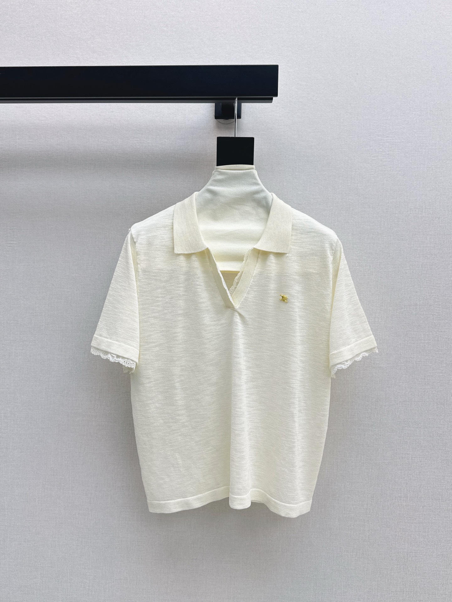 NO:335186,CE 25Ss———The latest spring and summer spliced ​​lace decorative ice silk sweater custom ice silk knitted material plain color shoulder-fall lapel sweater style iconic Arc de Triomphe hook pattern eye-catching regular style design makes outfit look slim and fashionable, single layering is outstanding Three-color spot on sale sml, sweaters, alexander wang19860909CE 25Ss———春夏最新款拼接蕾丝装饰冰丝针织衫定制冰丝针织材质 素色落肩翻领毛衣版型 标志性凯旋门钩花图案 吸睛满分 常规版型设计 让穿搭显瘦而时髦 单穿叠穿都出彩 三色现货发售sml,,sweaters,alexander wang,Women's clothing