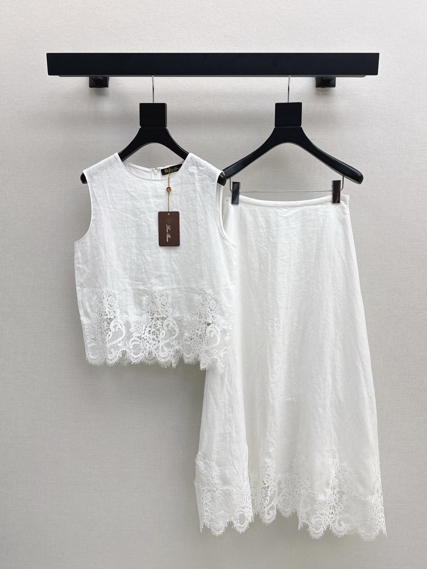 NO:335183,380L 25Ss————The latest spring and summer spliced ​​lace decorative linen set, spliced ​​lace decorative sleeveless top   long skirt, slim and tall upper body, gentle and elegant without losing the aura, exquisite déjà vu, slim and not picky, one set, one color is available in stock, smlxl, loro piana, skirts, alexander wang19860909380L 25Ss————春夏最新款拼接花边装饰亚麻套装 拼接蕾丝装饰无袖上衣 长款半裙 上身显瘦又高挑 不失气场的温柔优雅感 精致既视感版型显瘦不挑人 一套出 一色现货发售smlxl,,loro piana,skirts,alexander wang,Women's clothing