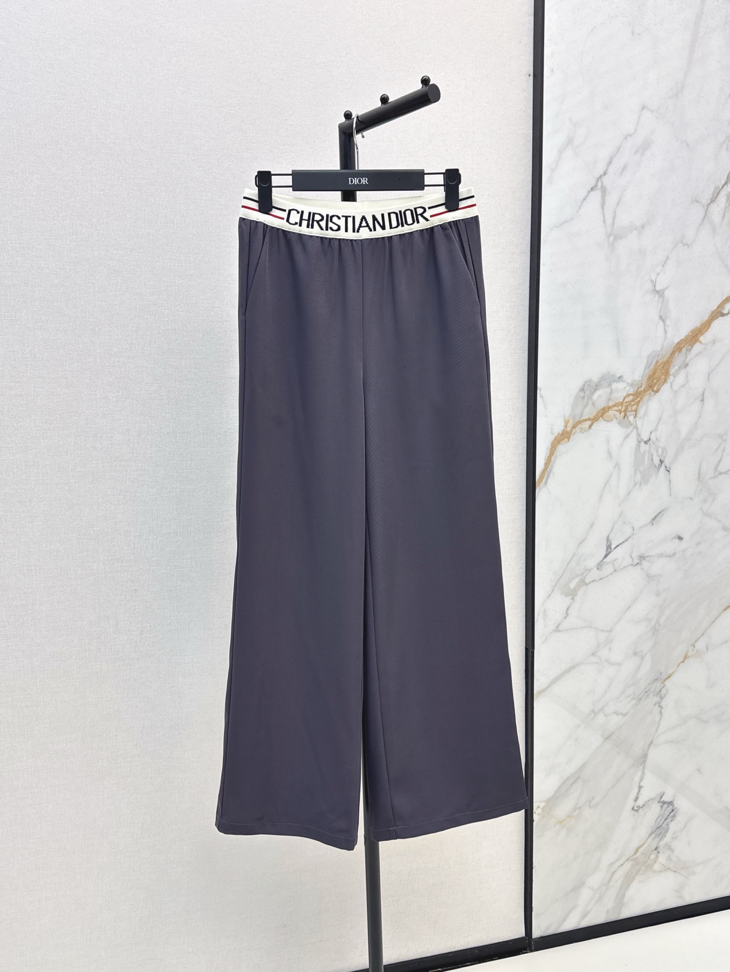 NO:335537,CD 25Ss———The latest spring and summer logo webbing straight pants are not picky about body shape requirements. The upper body is particularly good!  The matching style is also very popular. Exquisite and high-end customization. The textured fabric is super texture. Retro and elegant. The upper body is cool and handsome. The age-reducing fashionable style. Two colors are available for sale in stock. Alexander wang.19860909CD 25Ss————春夏最新款logo织带直筒裤不挑剔身形要求 上身特别赞！搭配的风格也很通吃 精致高级定制 富有肌理感的面料质感超赞 复古优雅 上身酷帅减龄时髦精 两色现货发售sml,,alexander wang,Women's clothing